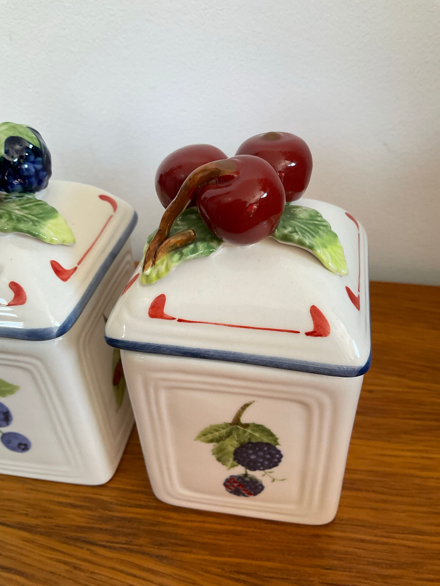 Set of 3 Villeroy & Boch jam pots in faience.