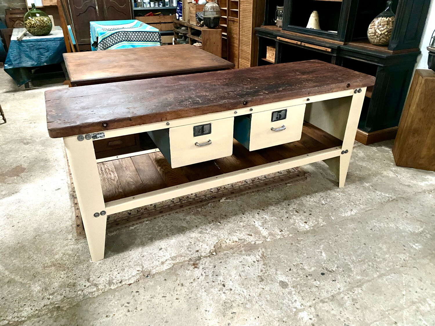 Industrial establishment Air Force Central island workbench