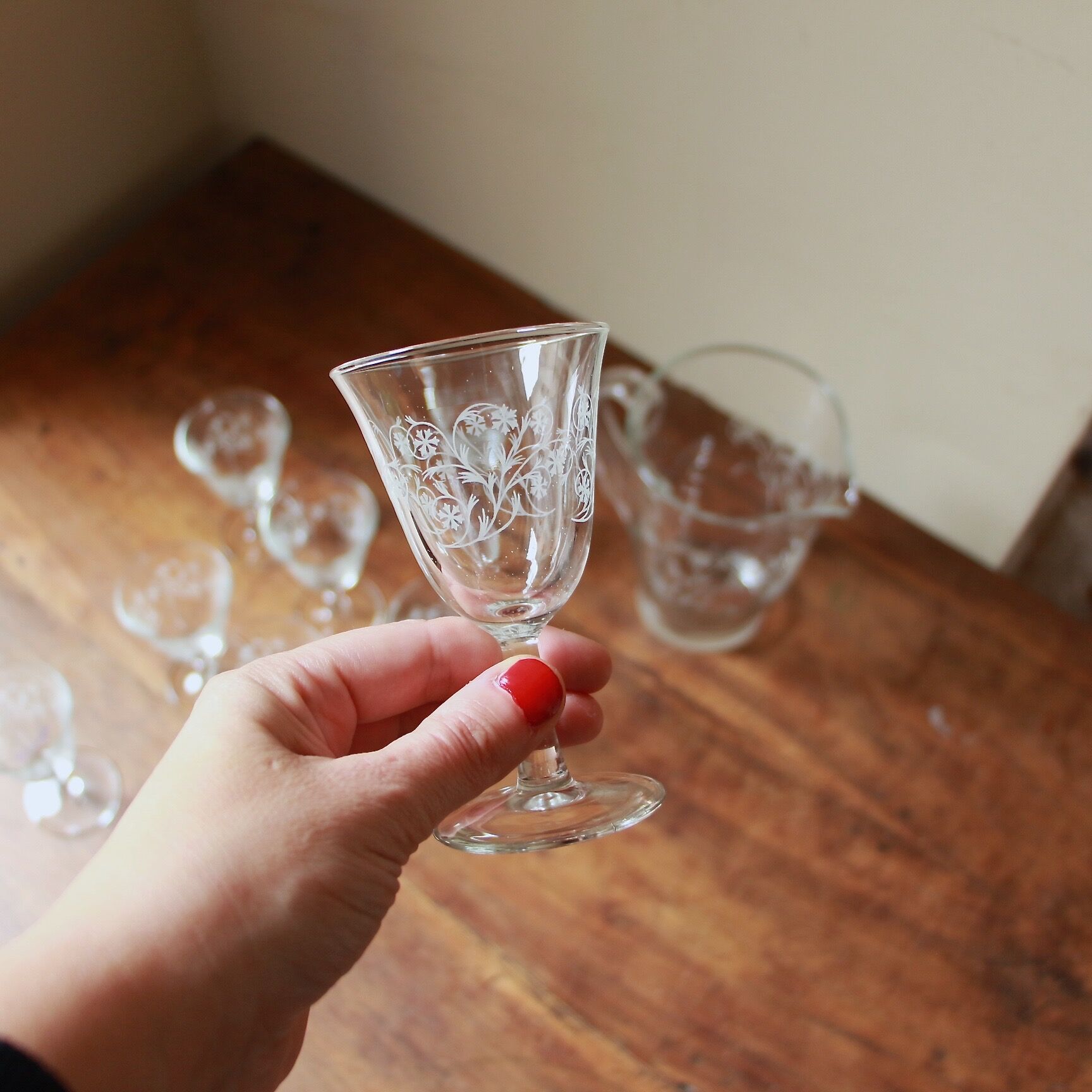 Glass glass service with glass flower motif