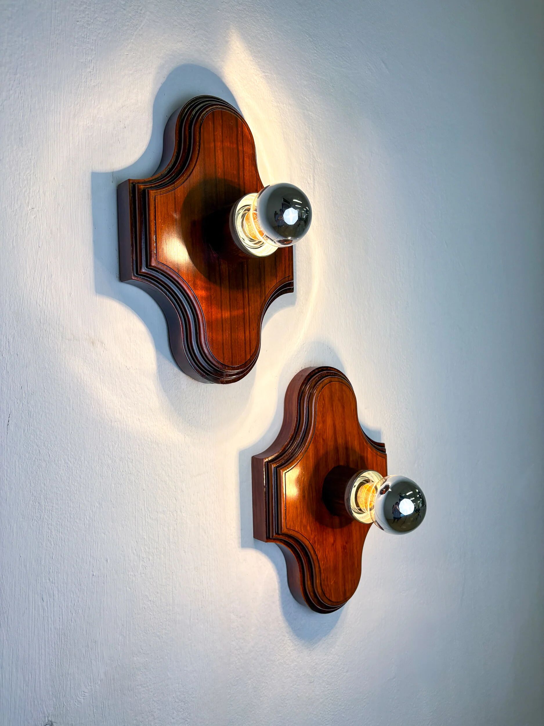 Paire de appliques murales géométriques Art Déco, en bois brun sculpté, France, années 1960.