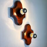 Paire de appliques murales géométriques Art Déco, en bois brun sculpté, France, années 1960.