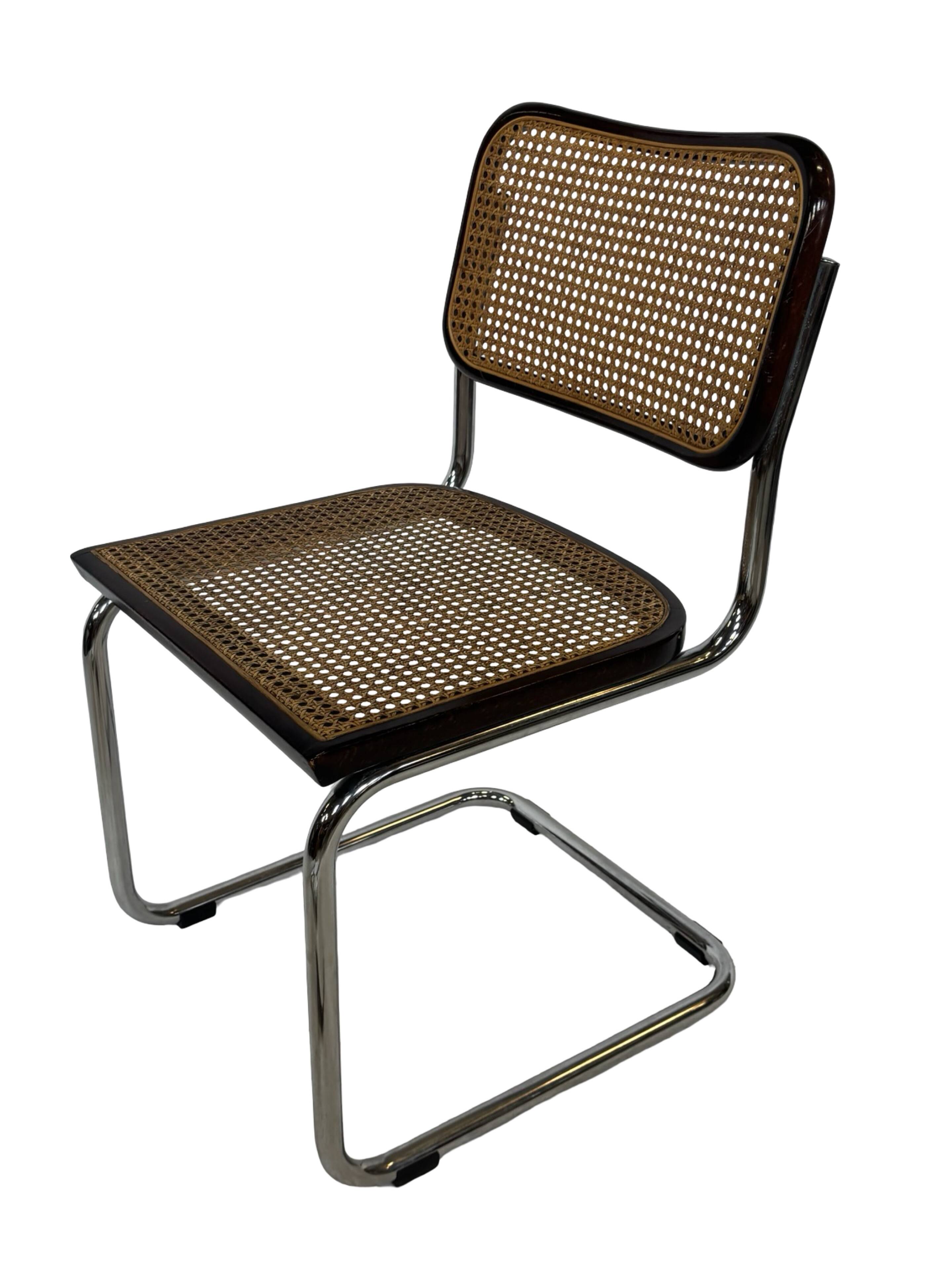 Ensemble de 4 chaises Cesca B32 conçues par Marcel Breuer, cadre marron foncé.