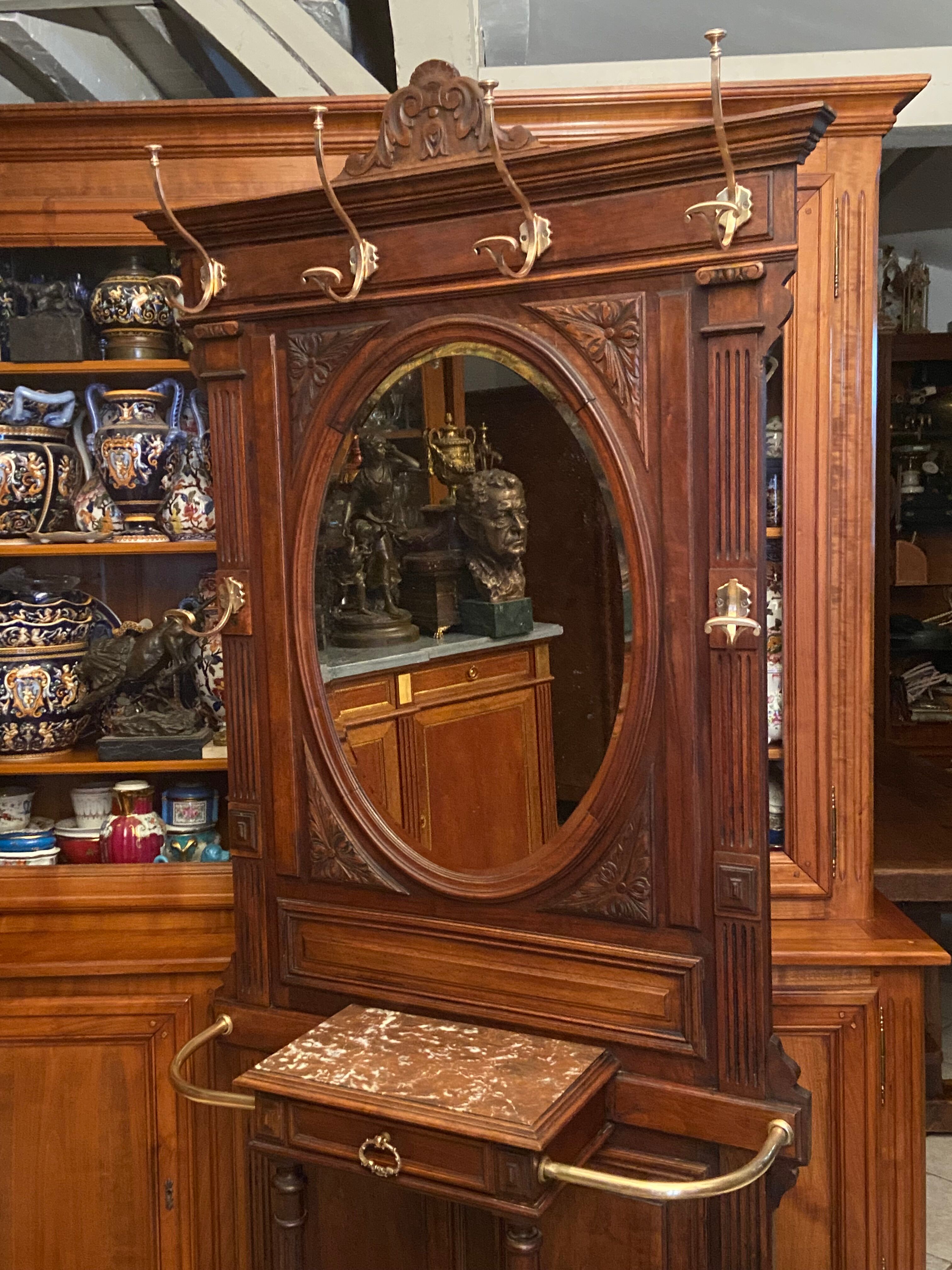 Porte-manteau de vestibule en noyer massif avec miroir ovale et patères en bronze