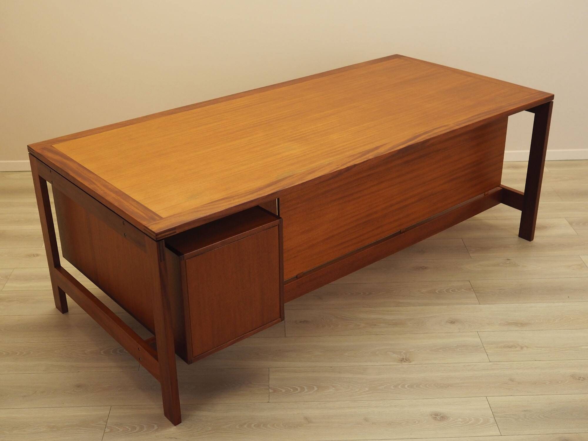 Bureau en teck par Jensen & Valeur pour Munch, Danemark, années 1960.