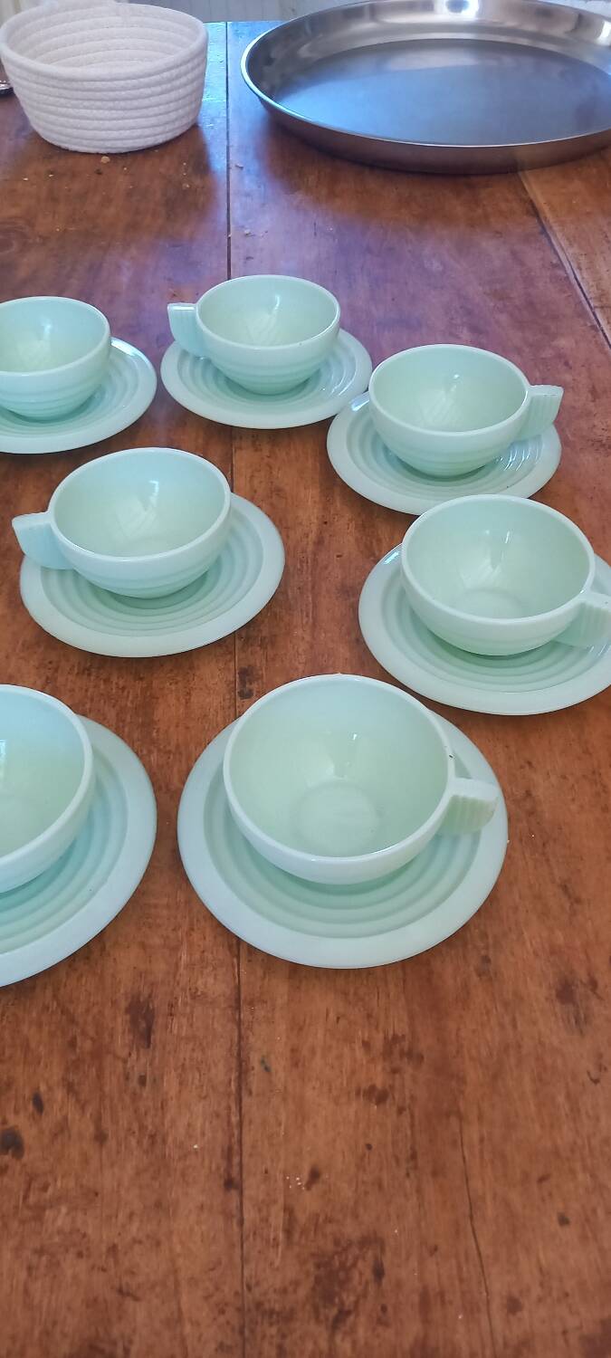 Set of 9 cups and saucers in opaline.