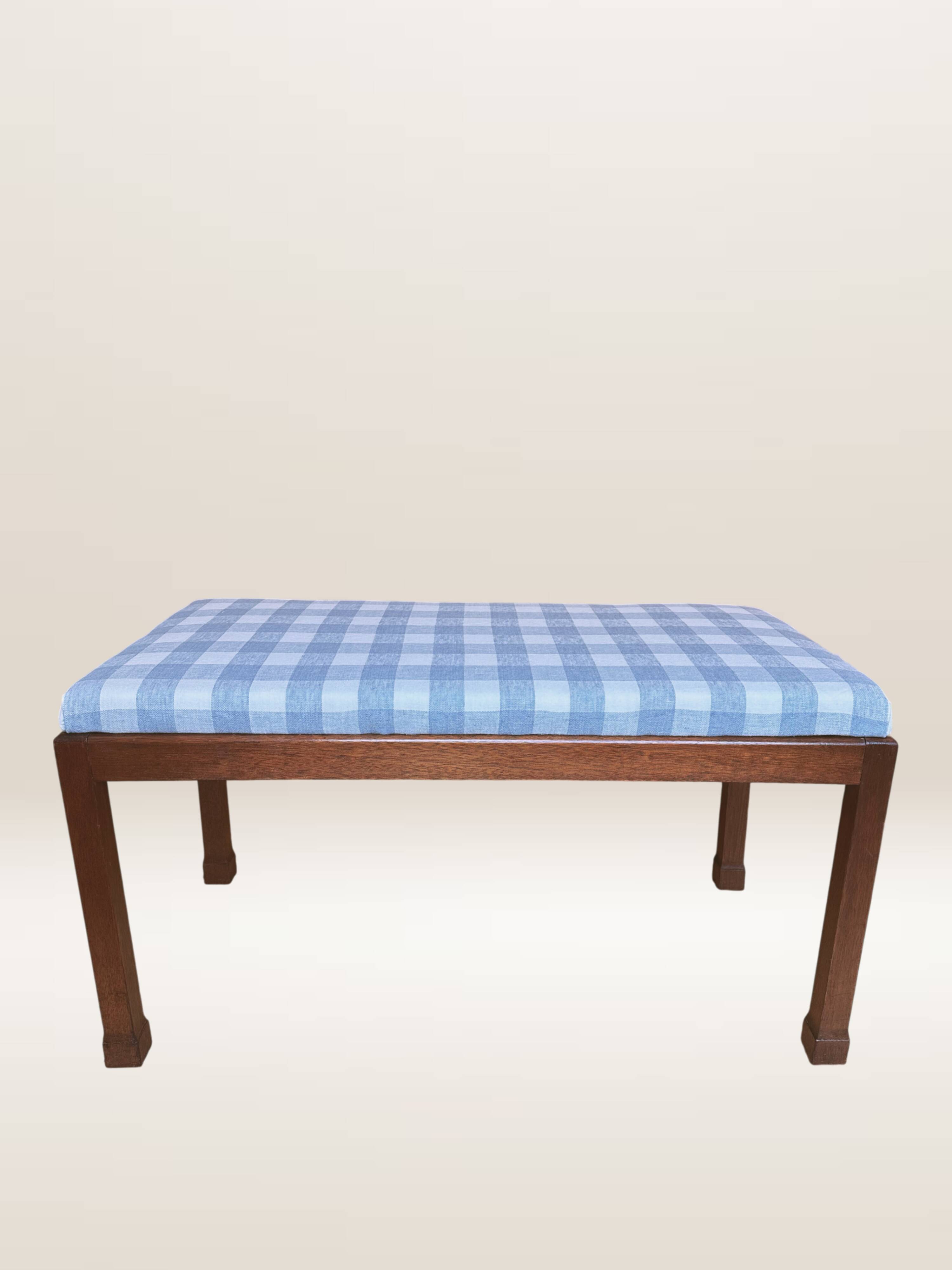 Ottoman coffee table in wood and gingham fabric.