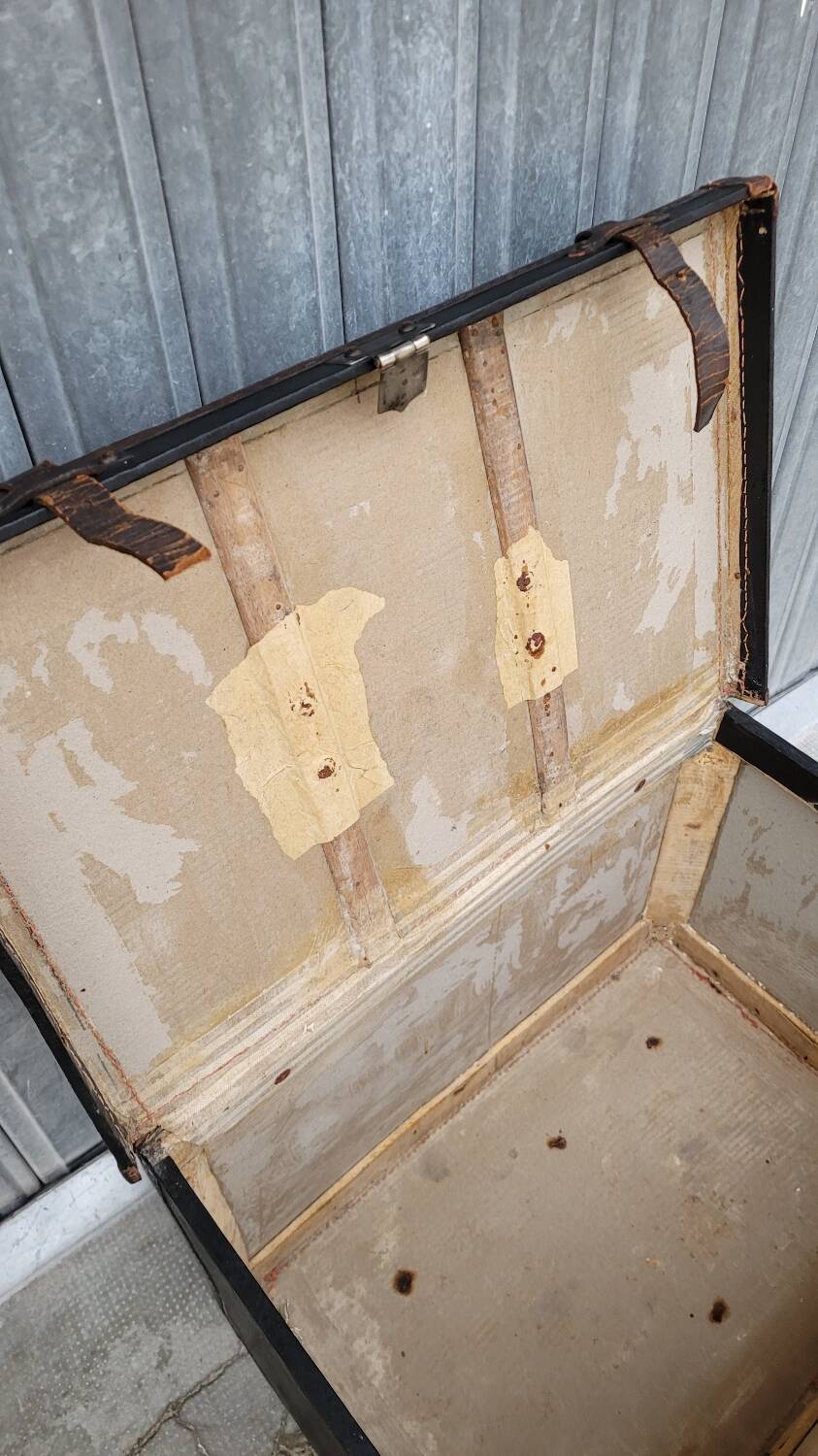 Leather travel trunk from the 1900s
