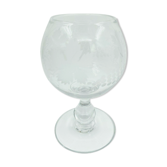 Verre coupe grave a la meule sur piedouche xix eme a decor de vigne