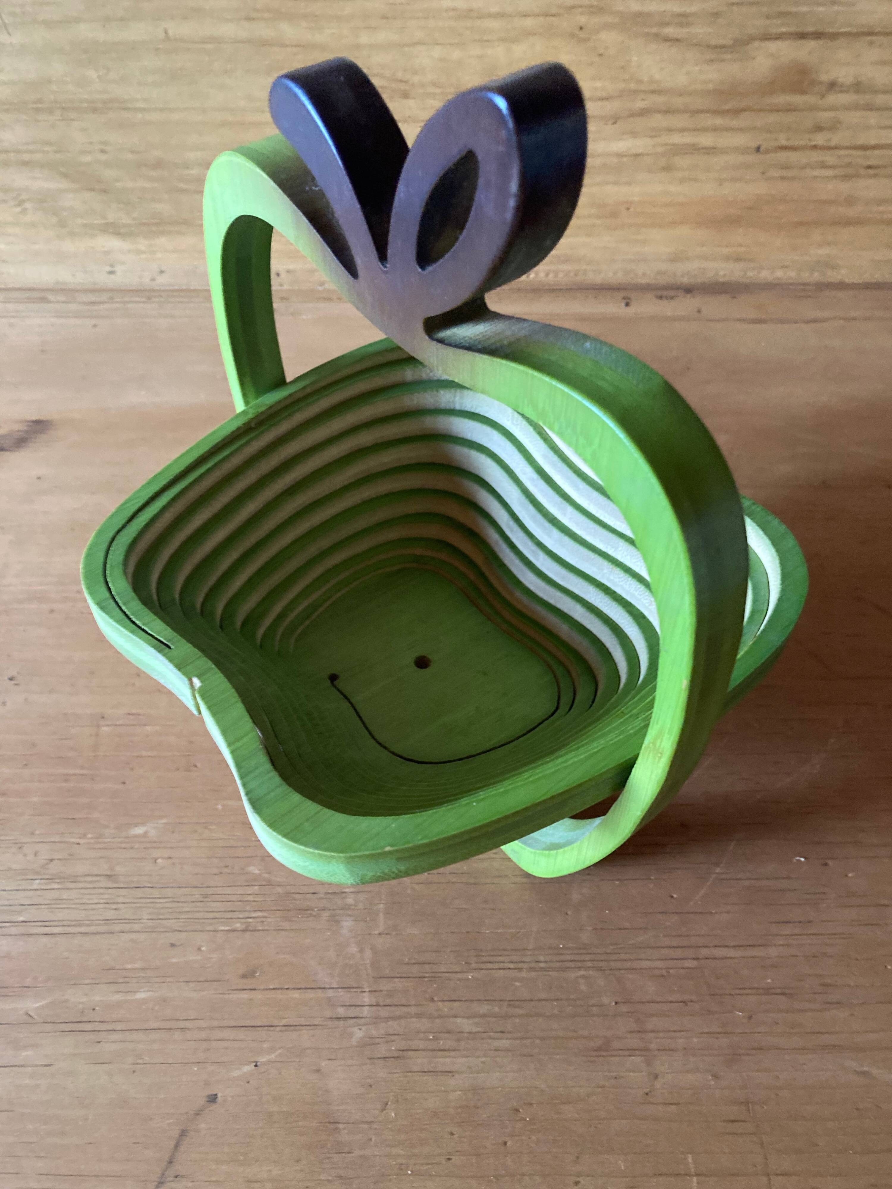 Apple-shaped fruit basket or trivet