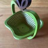 Apple-shaped fruit basket or trivet