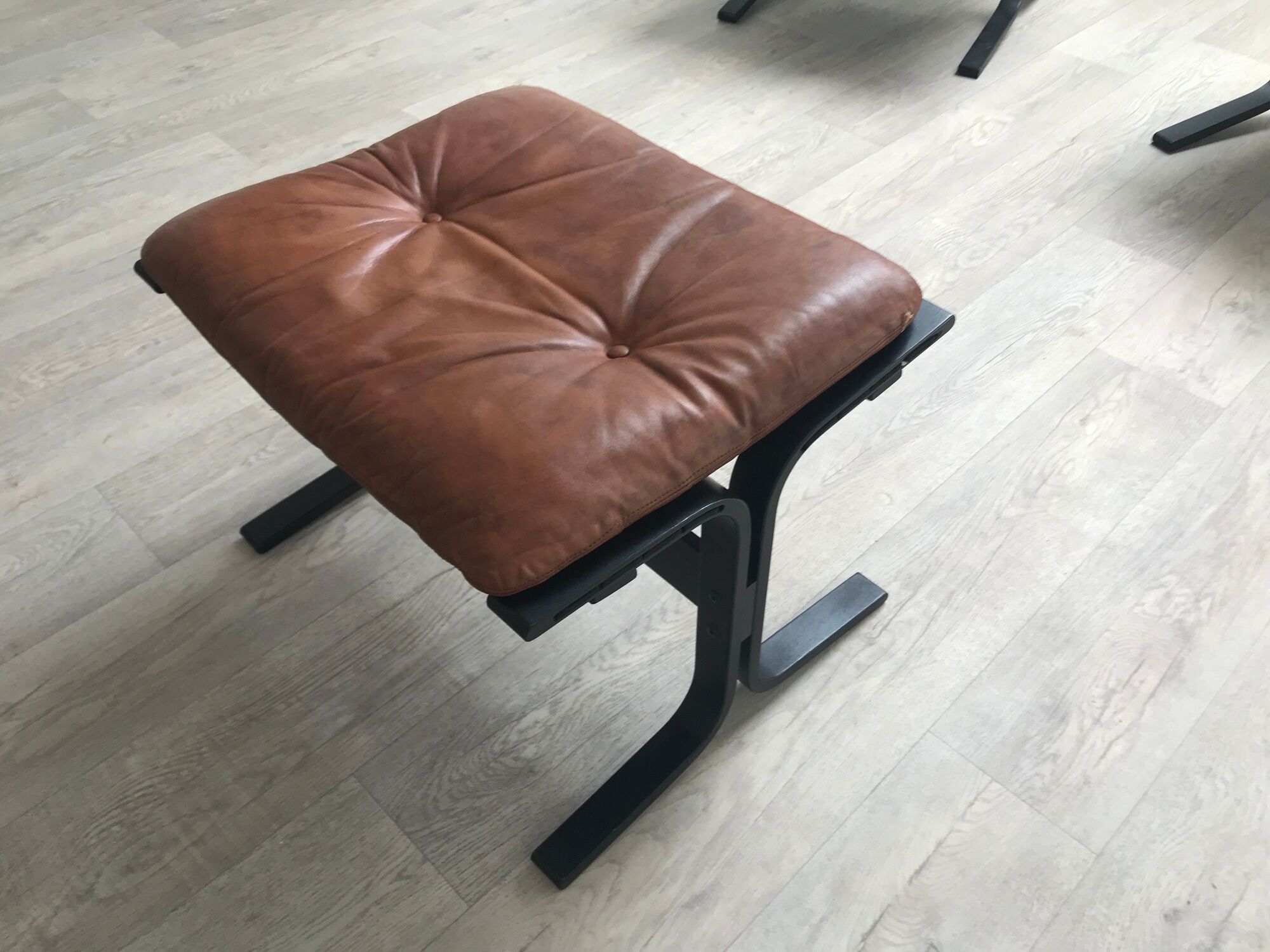 Westnofa Pair of armchairs and footrest siesta brown leather