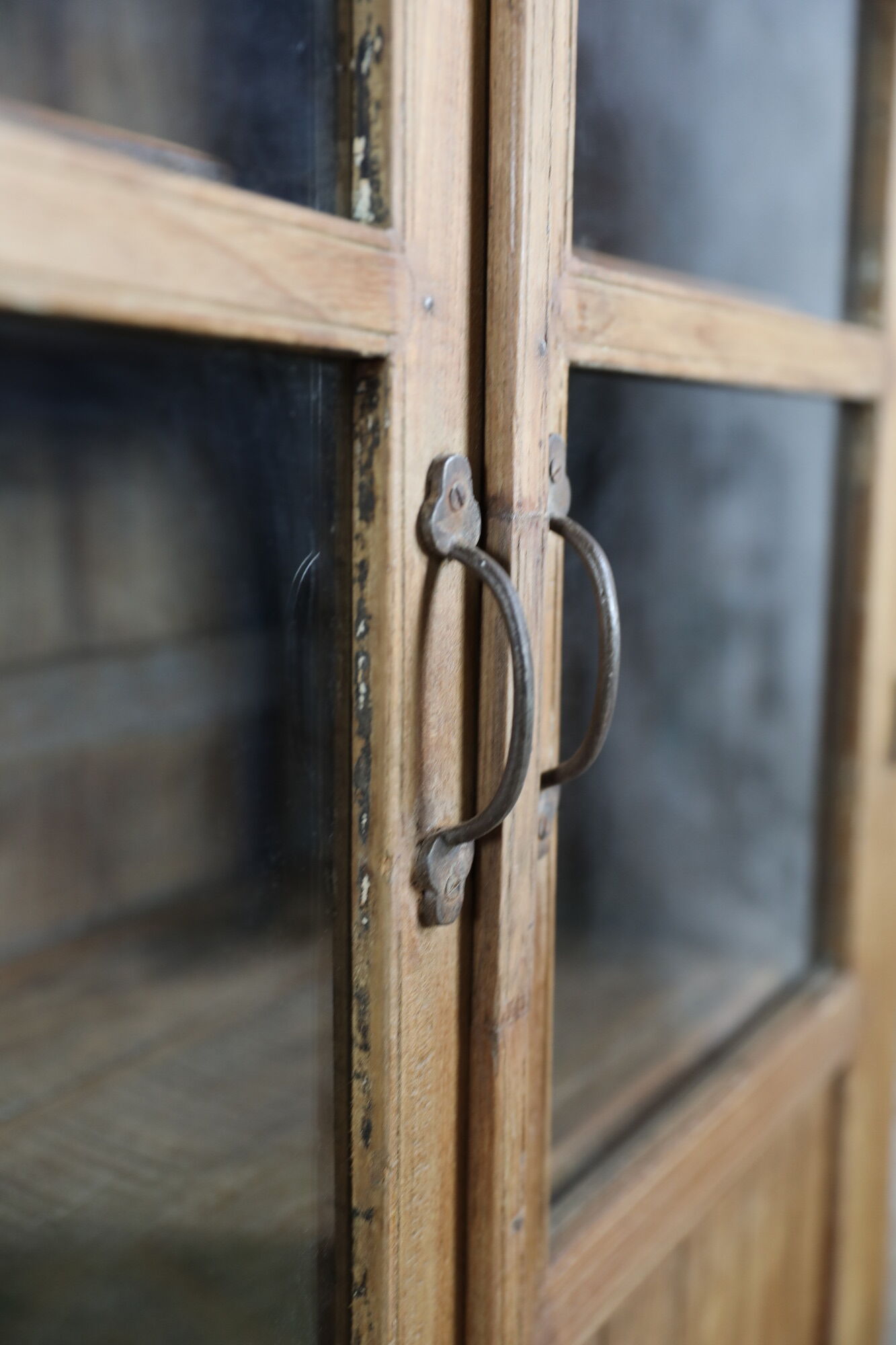Vaisselier en teck, composé de 2 portes vitrées et 2 tiroirs