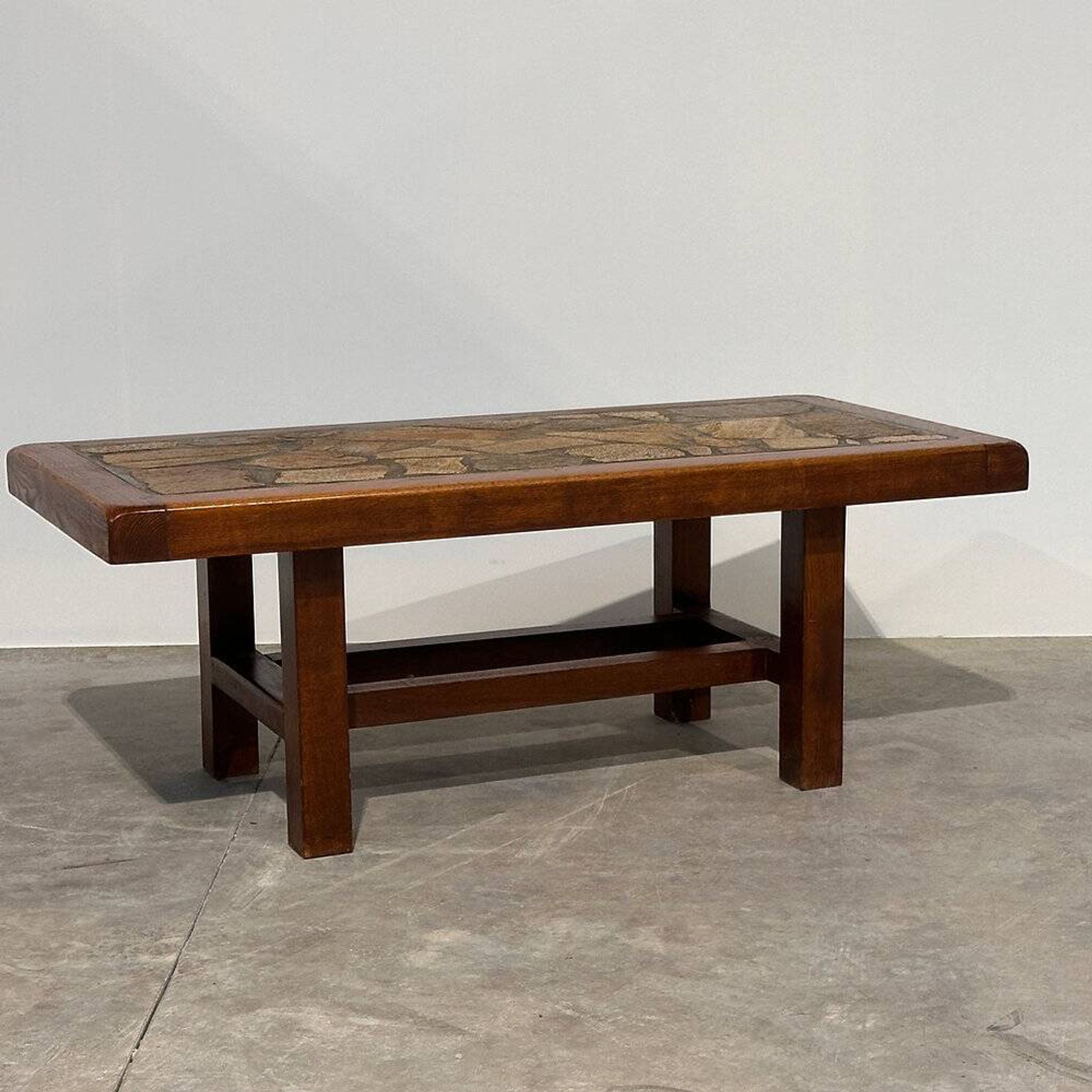 Table basse en mosaïque de pierre brutaliste vintage – bois massif, années 1970