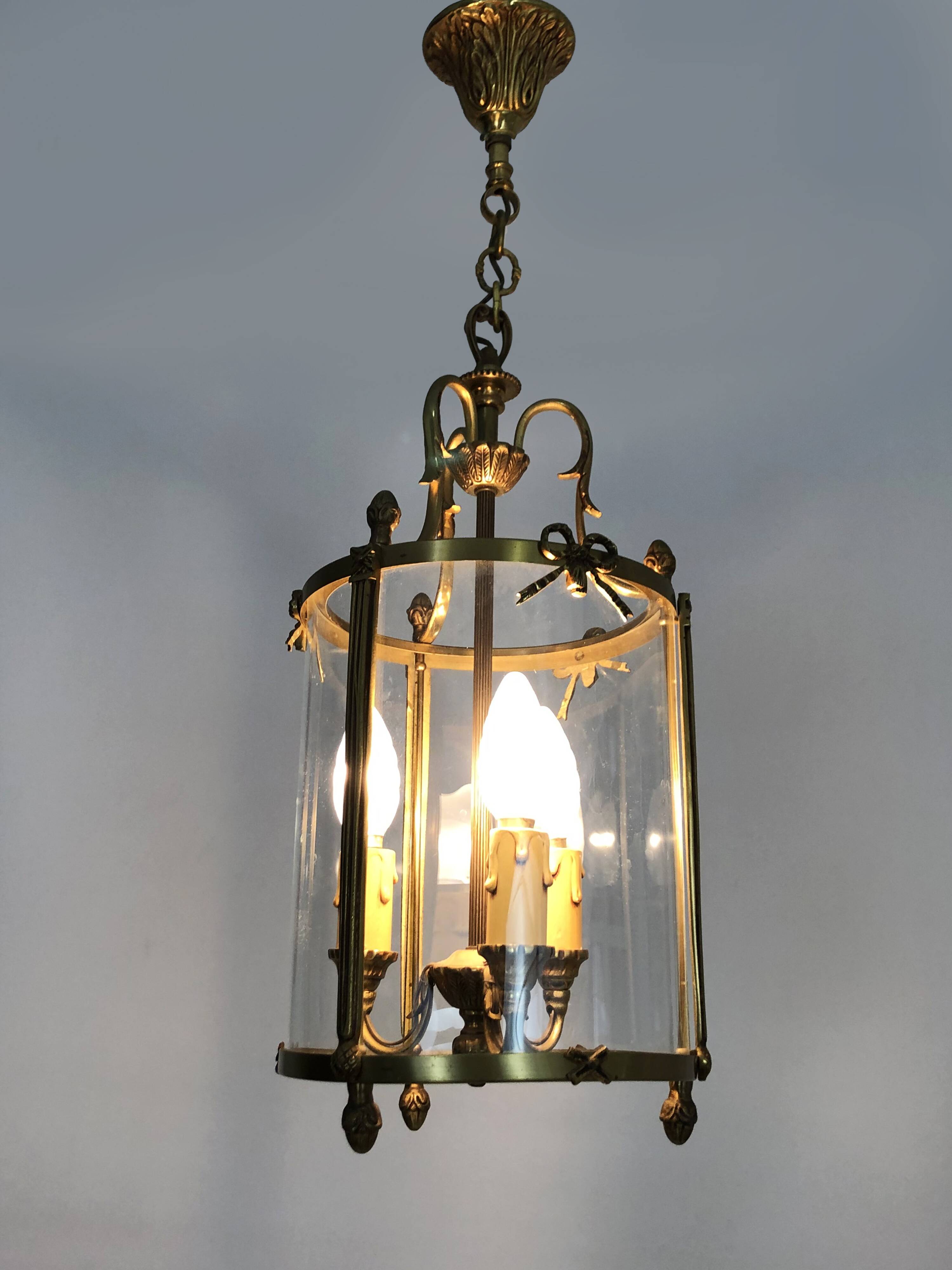 Old Louis XVI style vestibule lantern pendant light in brass and glass with 3 lights