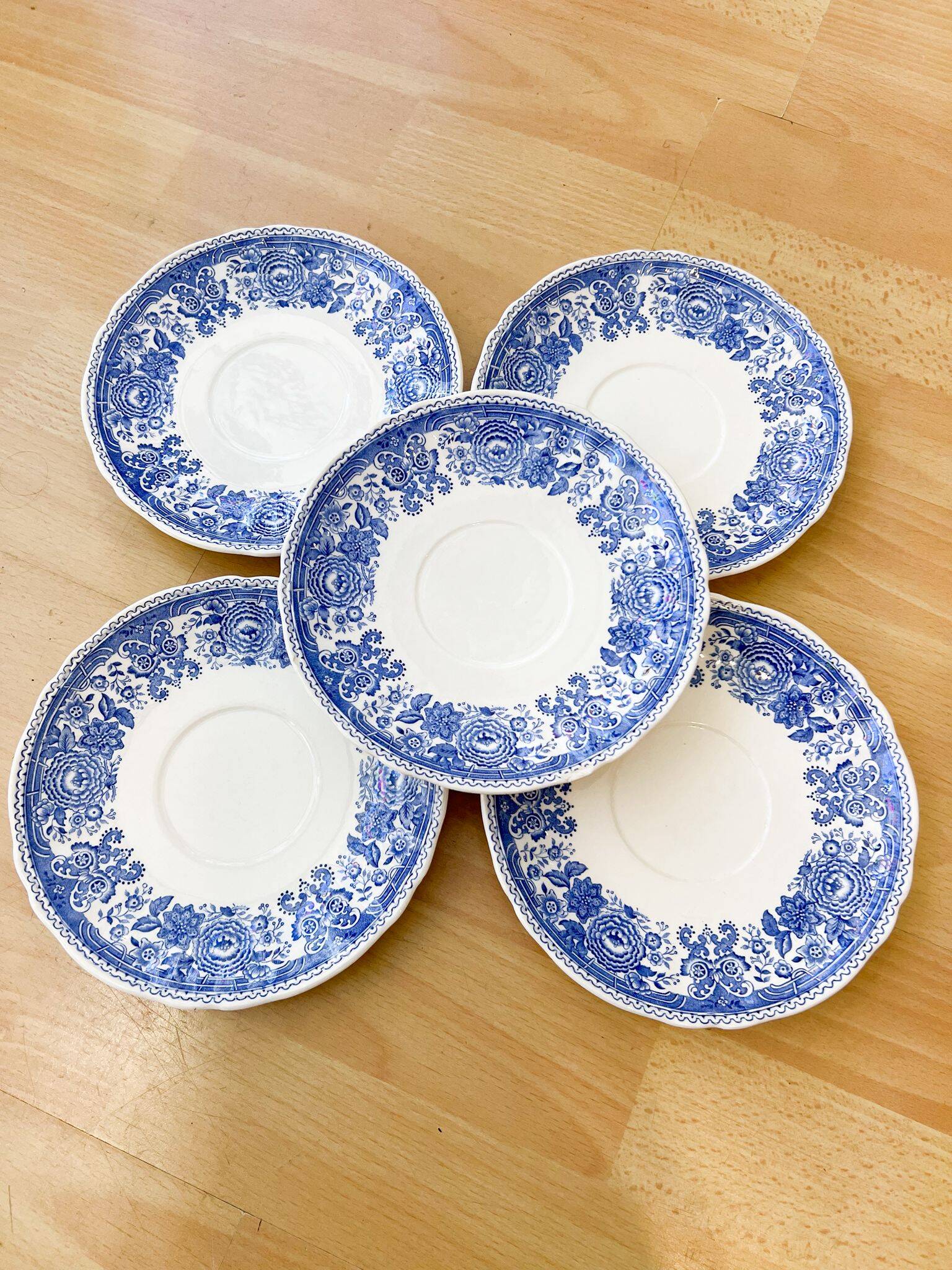 5 vintage Villeroy & Boch saucers