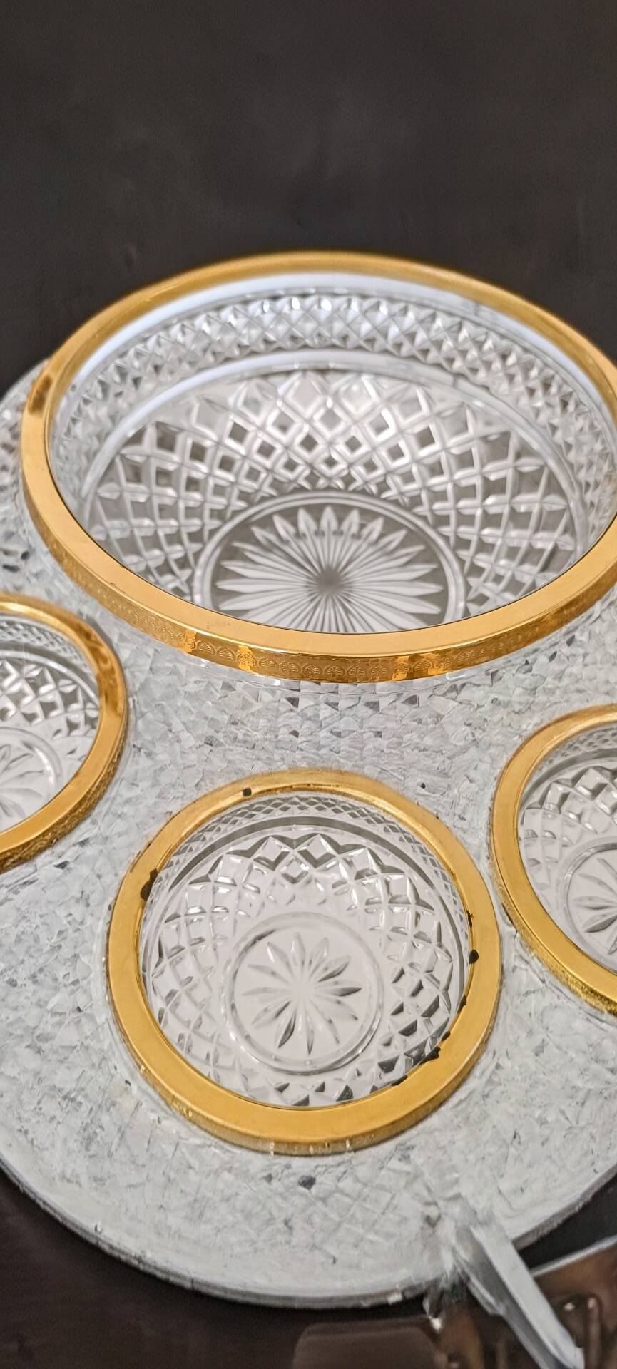 Salad bowl and diamond-shaped bowls in brass.