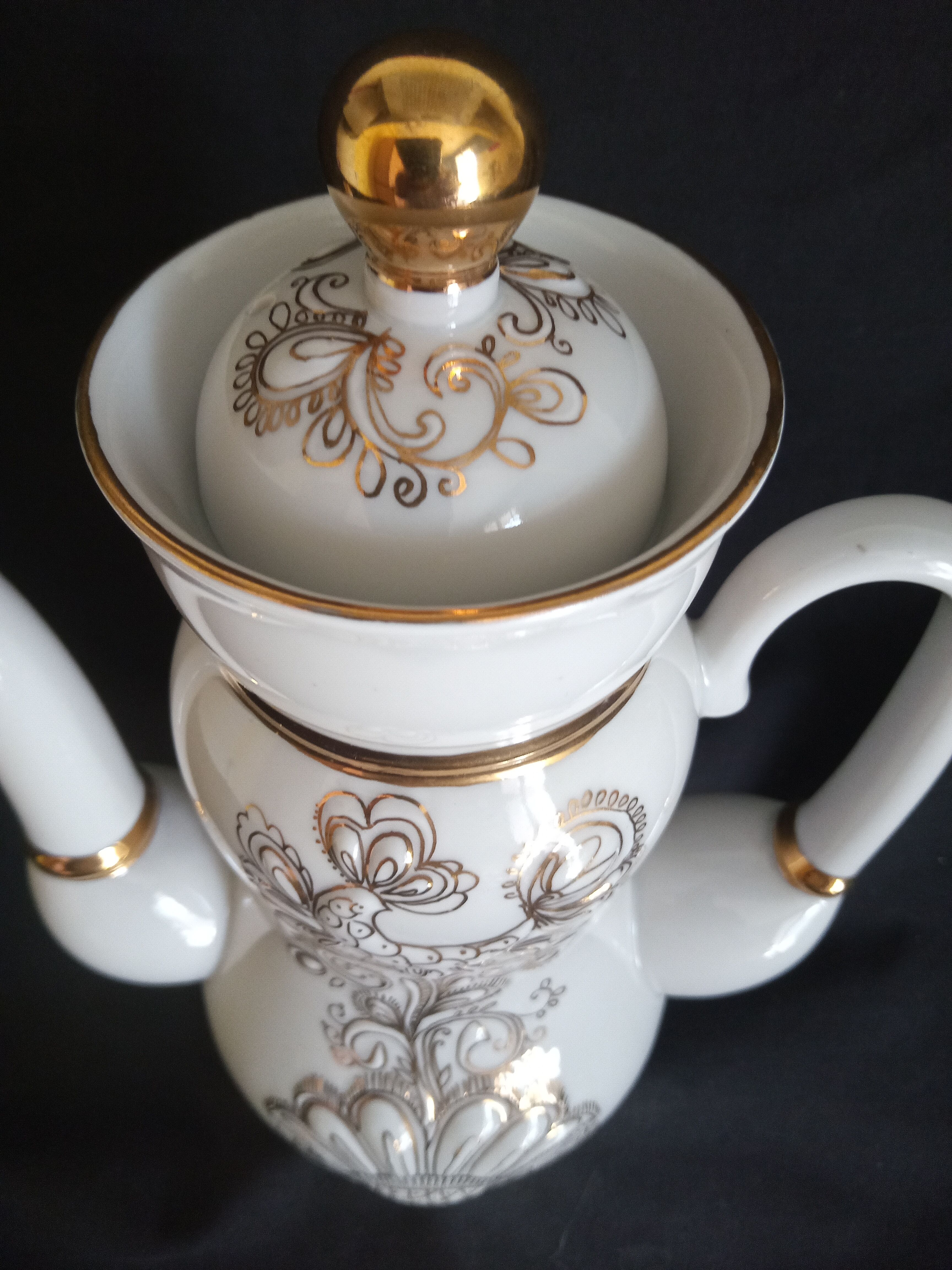Lomonosov 29-piece porcelain coffee set, cast patterns enhanced with 24k gold