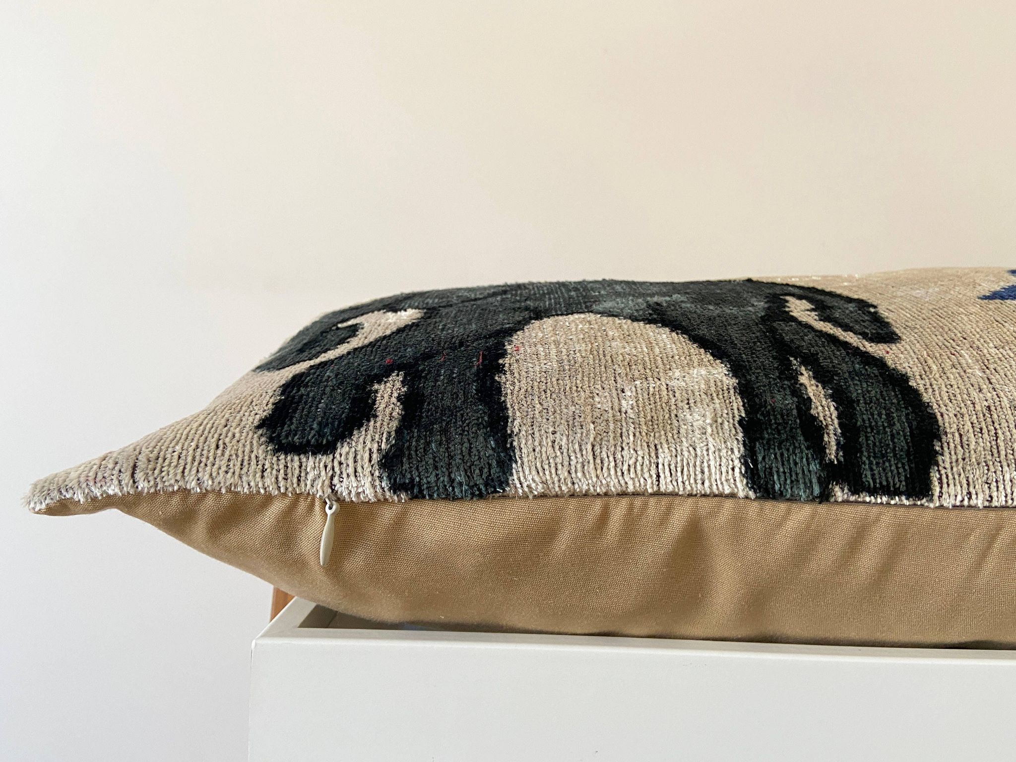 Coussin Ikat en velours éléphants persans