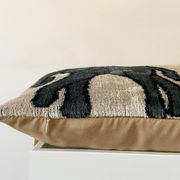 Coussin Ikat en velours éléphants persans
