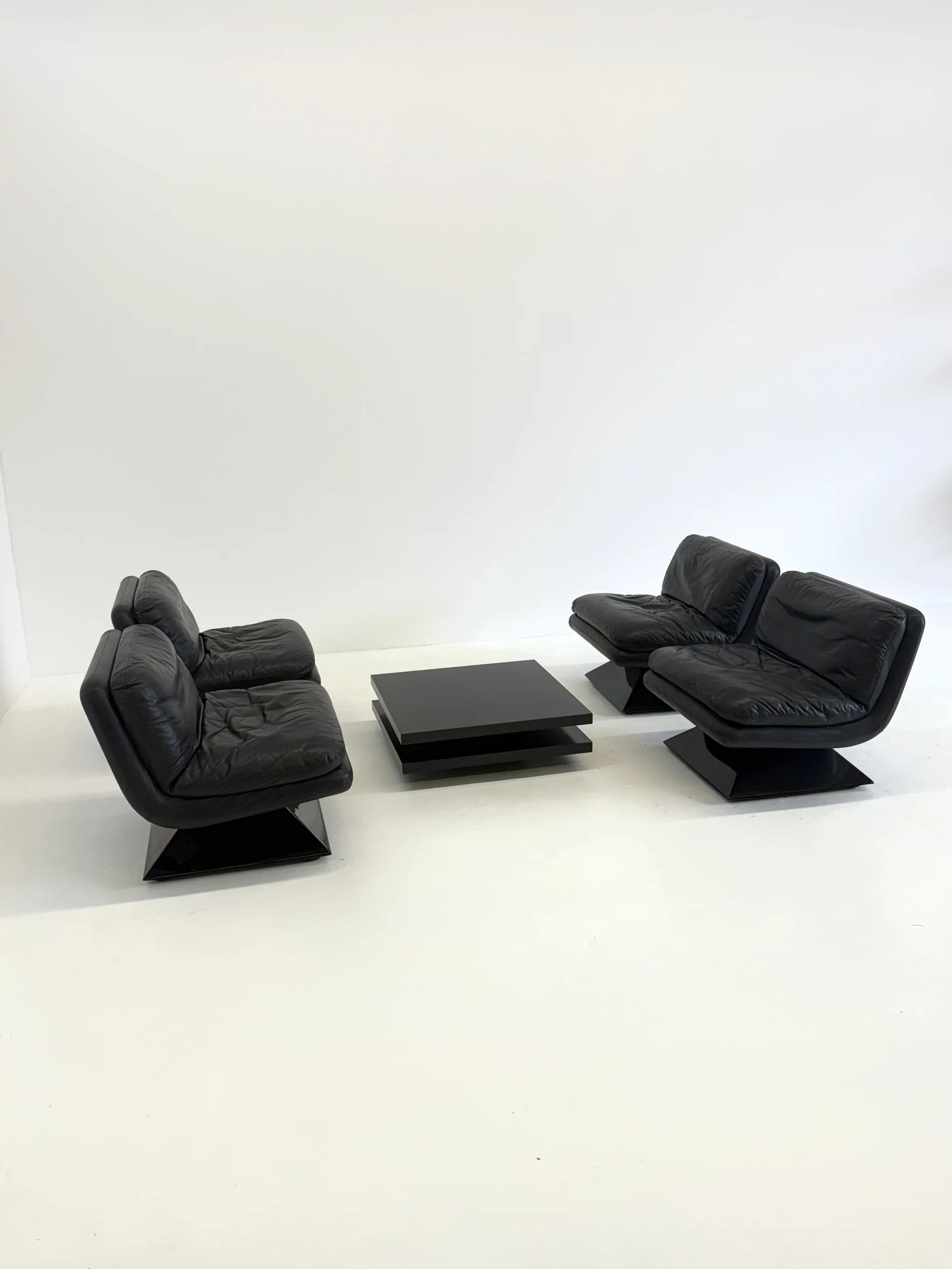 Set of four Hans von Klier armchairs with coffee table for Giuseppe Rossi di Albizzate