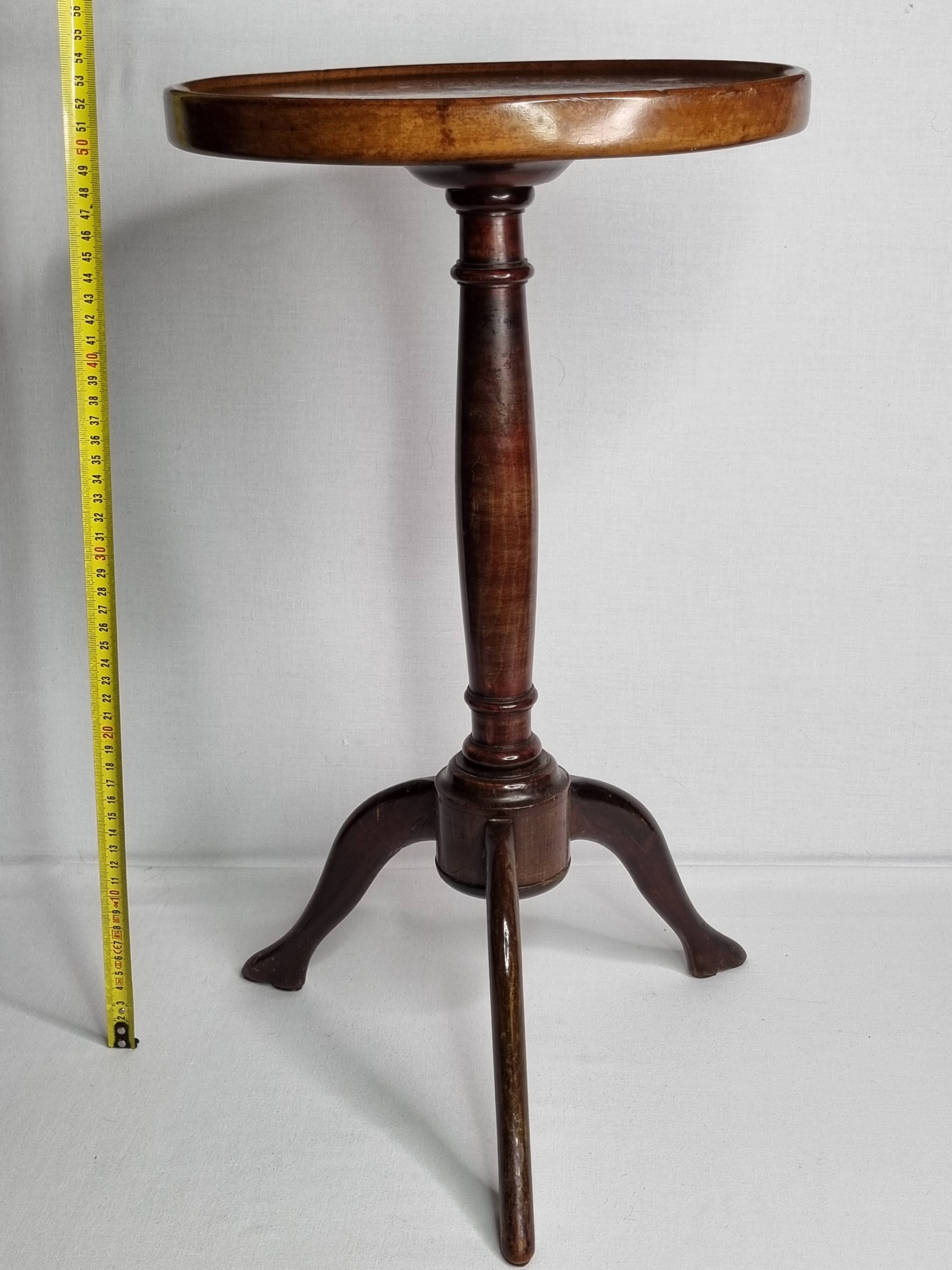 Tripod wooden gueridon, wine table type, English style, 29 cm top.