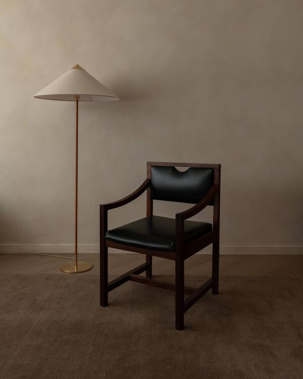 Fauteuil en bois vintage en simili cuir noir, style scandinave.