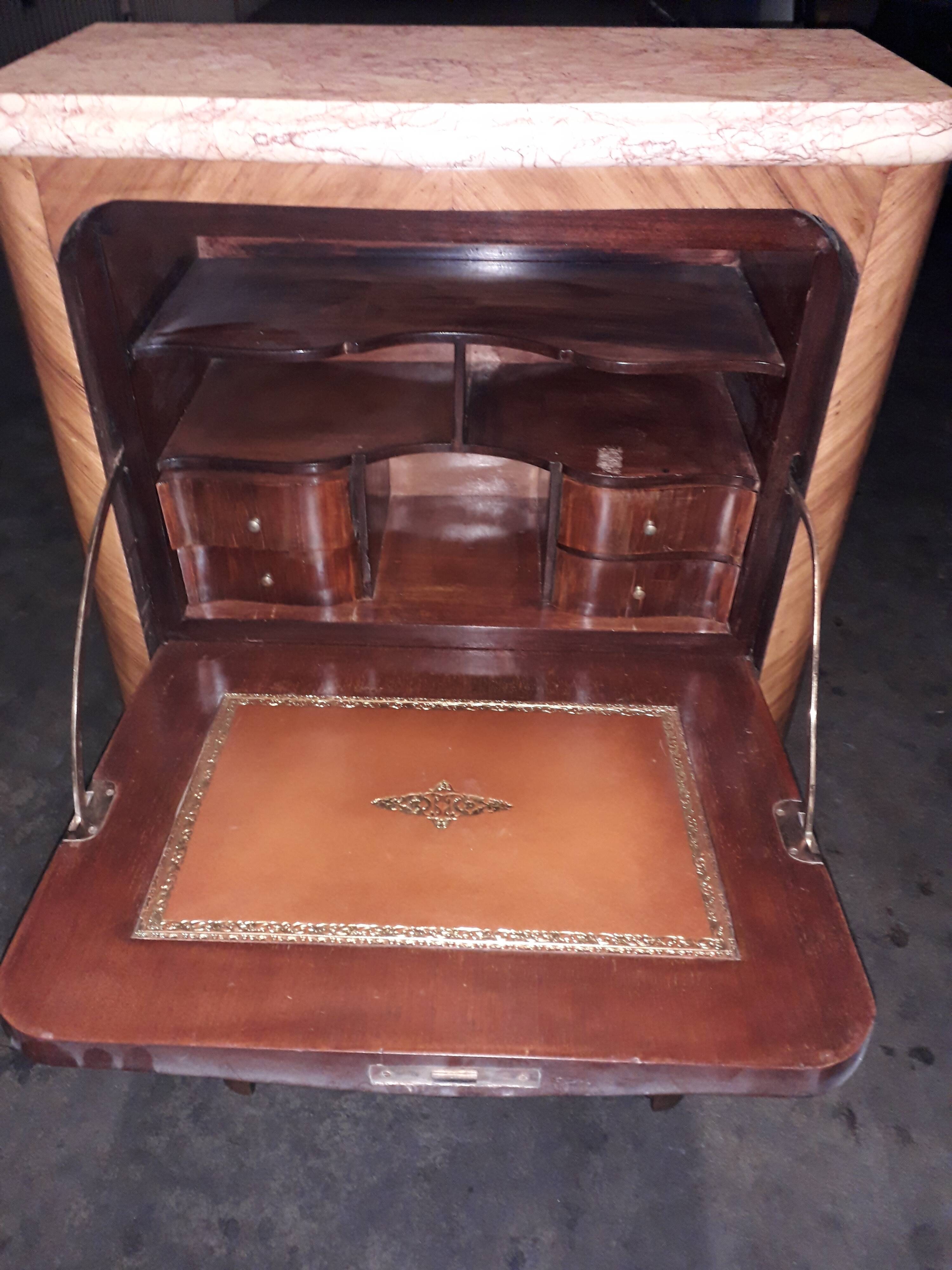 Pretty lady Secretary in tackling