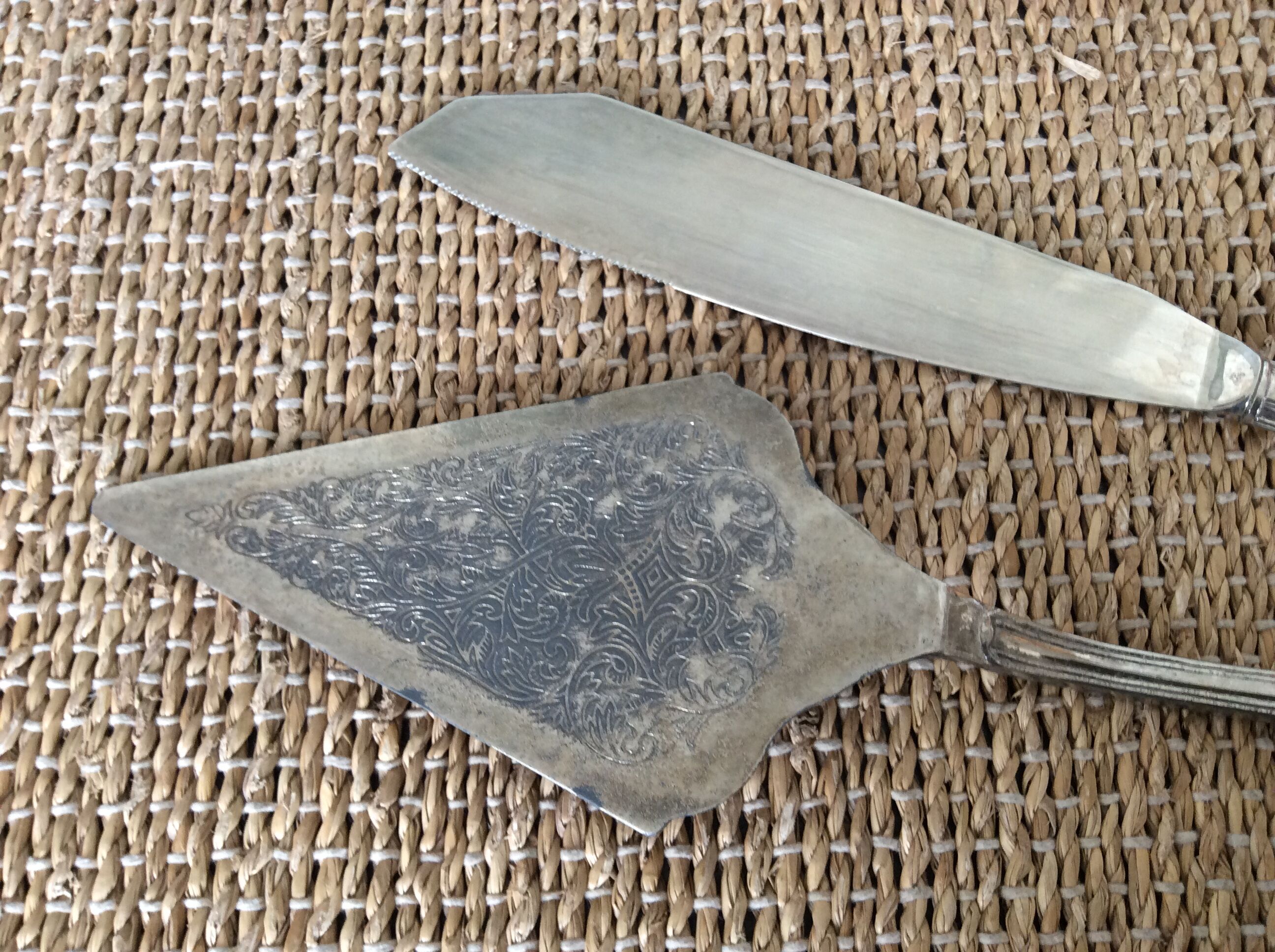 Shovel and cake knife