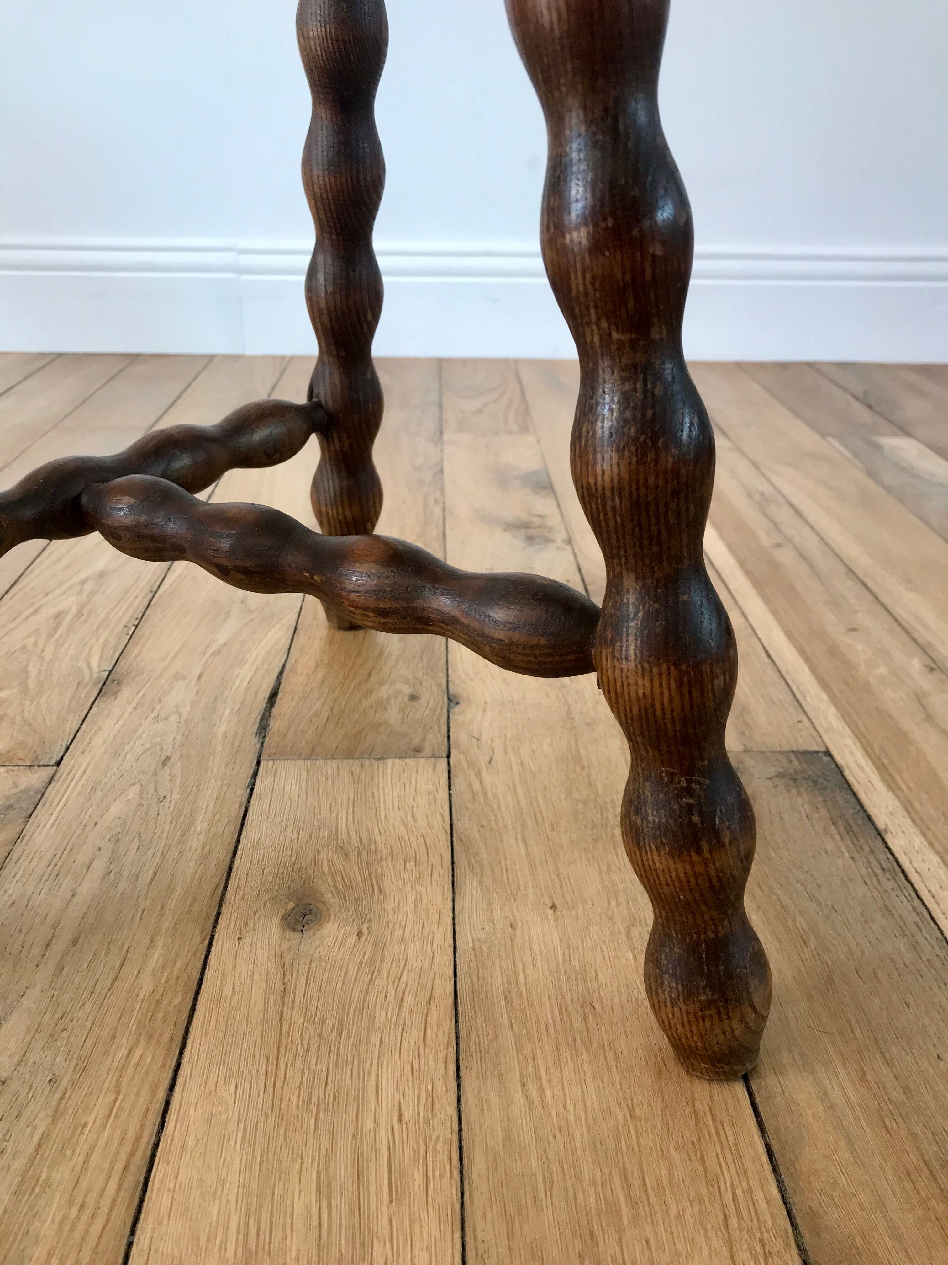 Tripod stool in beaded wood / turned 40s