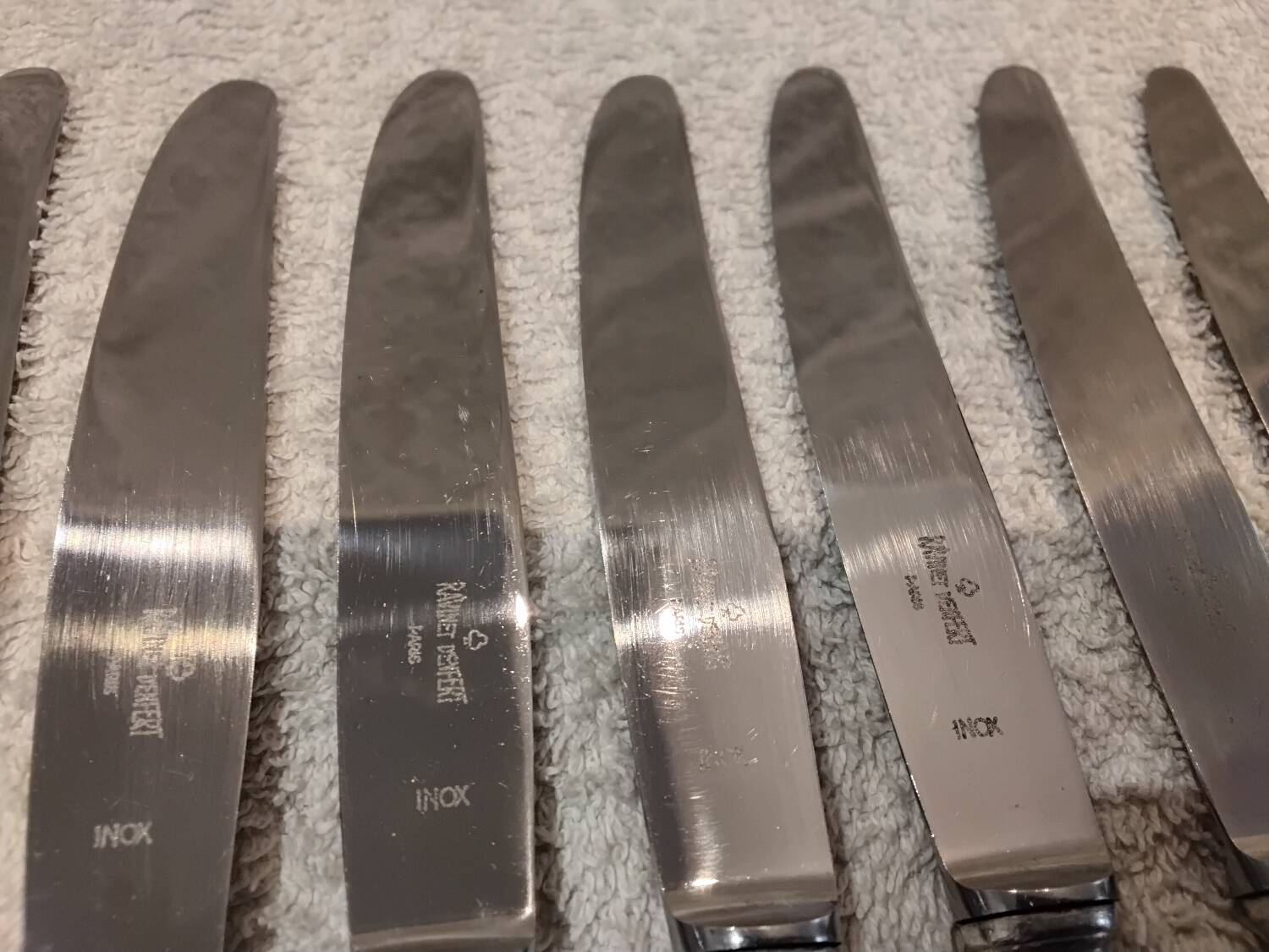 11 silver-plated metal lunch knives by Ravinet Coquille, 18cm