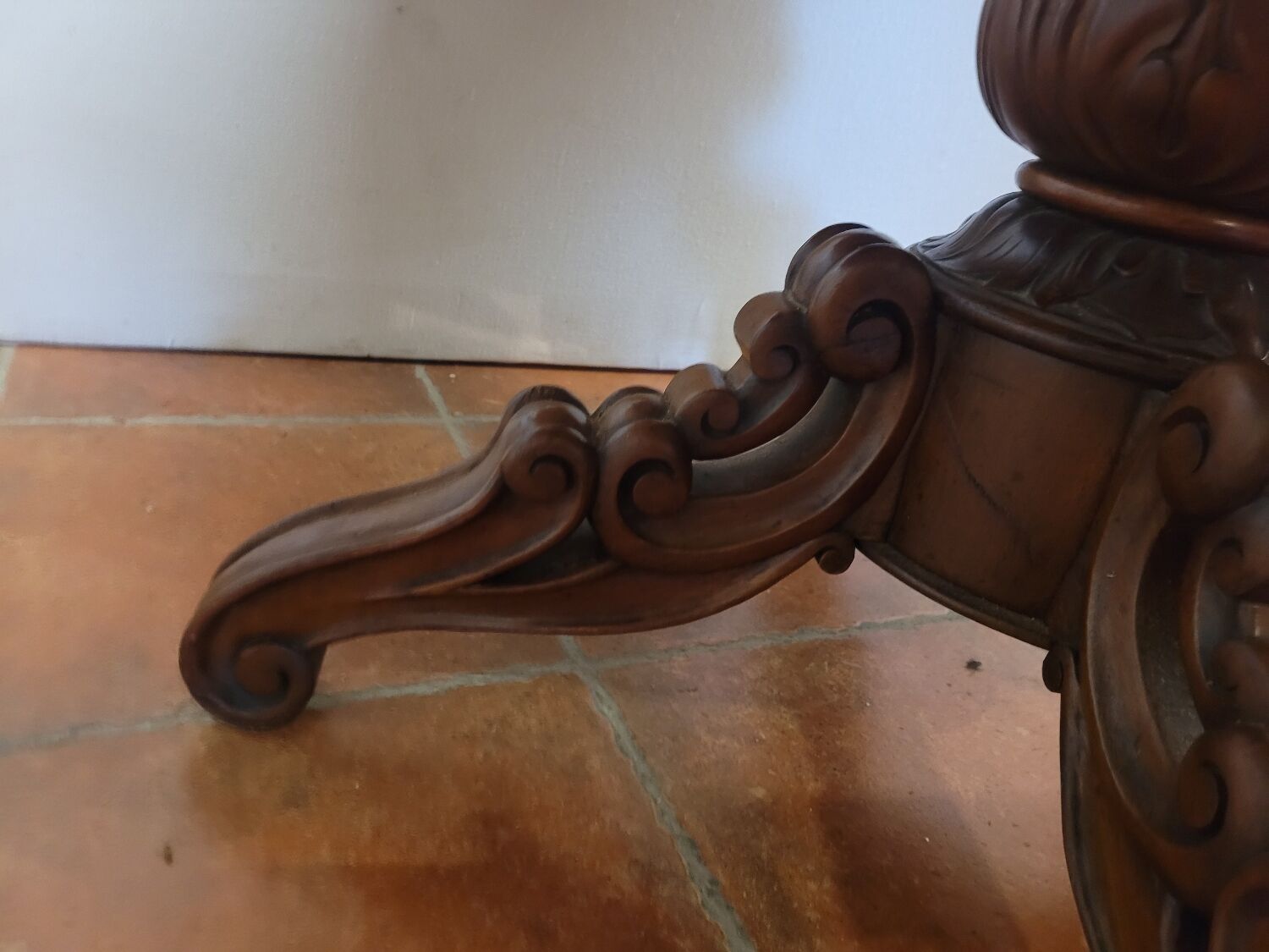 Mahogany gueridon with 1 extension cord