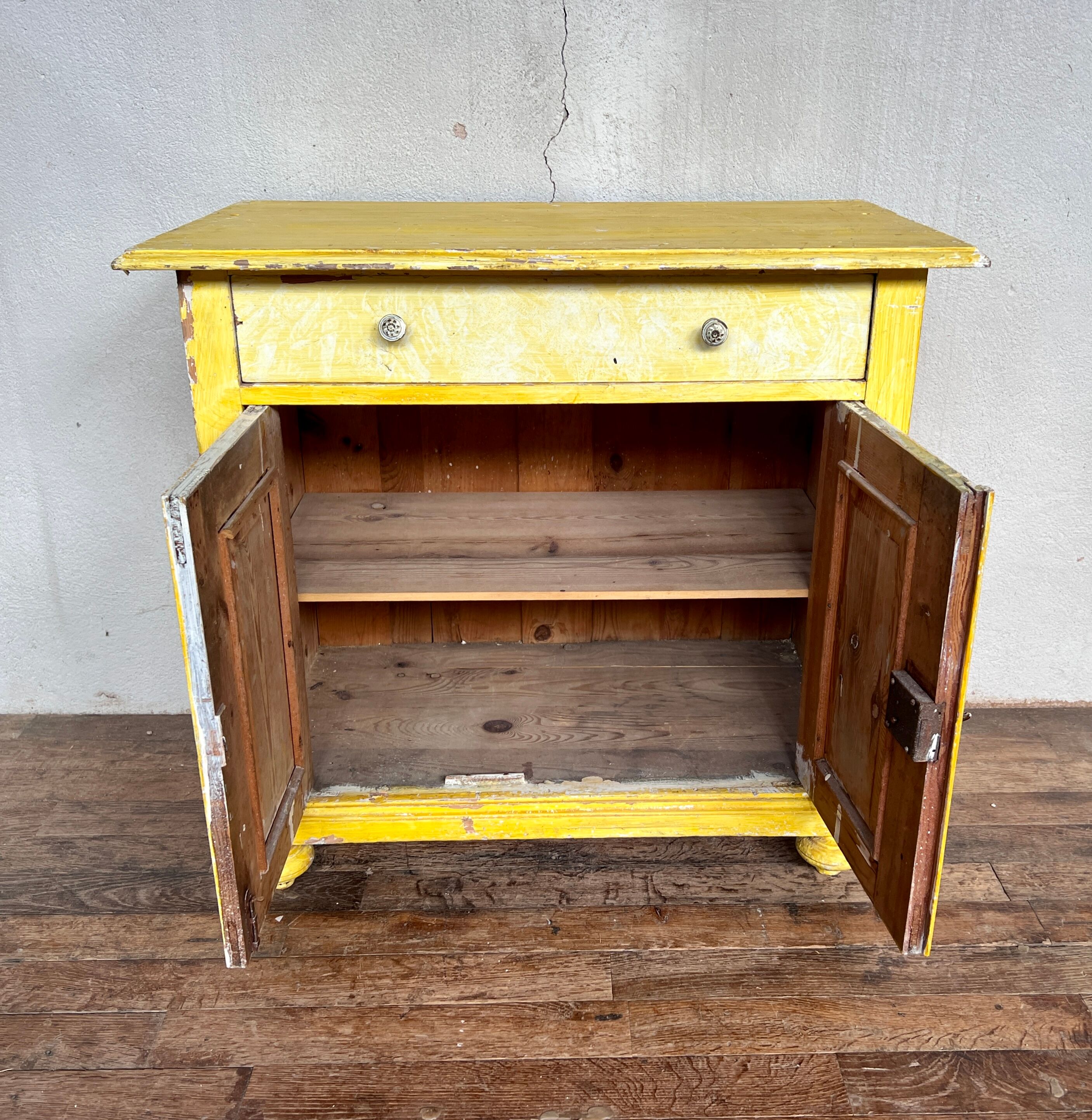 Yellow parisian buffet