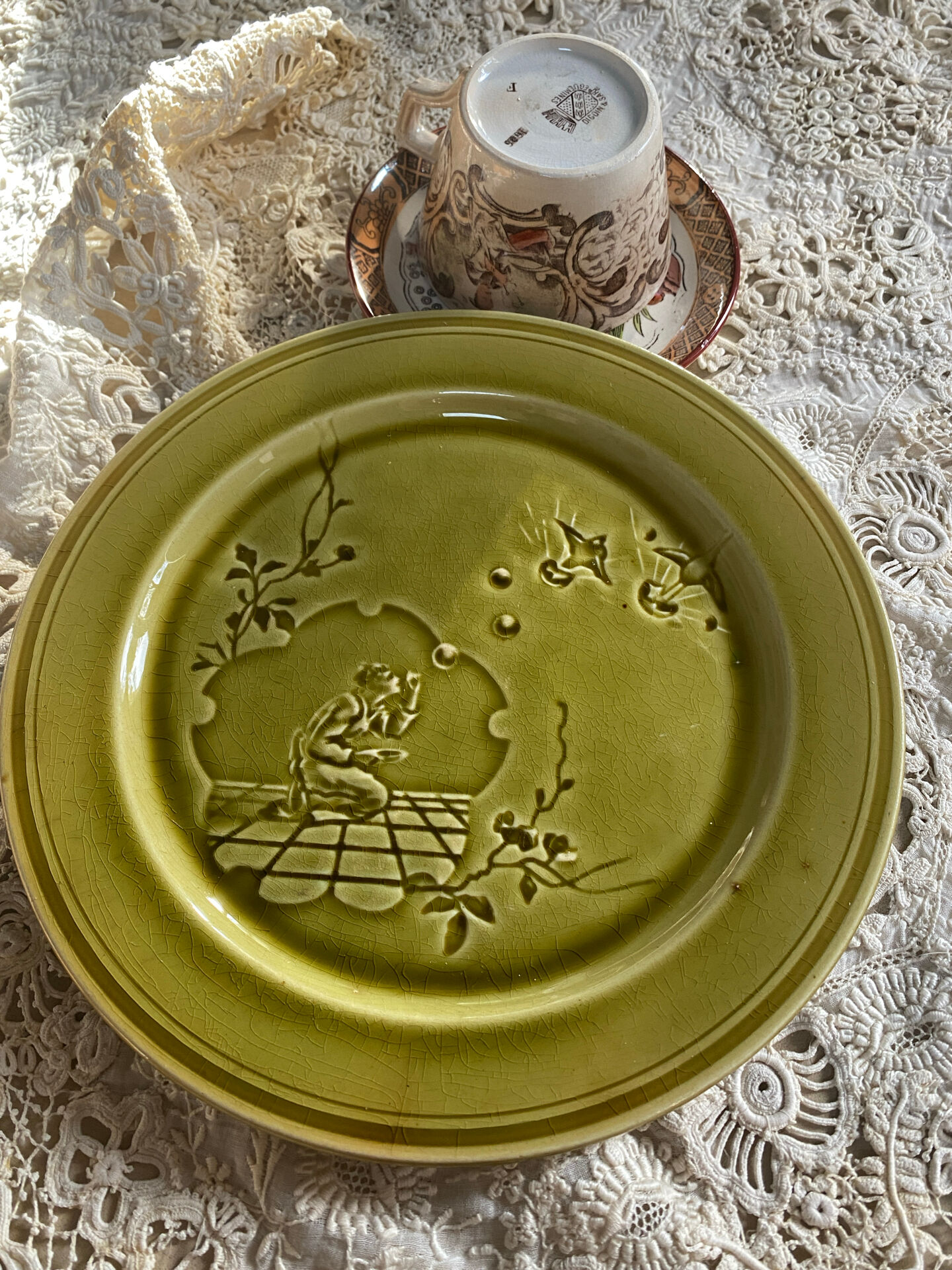 Assiette plate en majolique HB Choisy le Roi