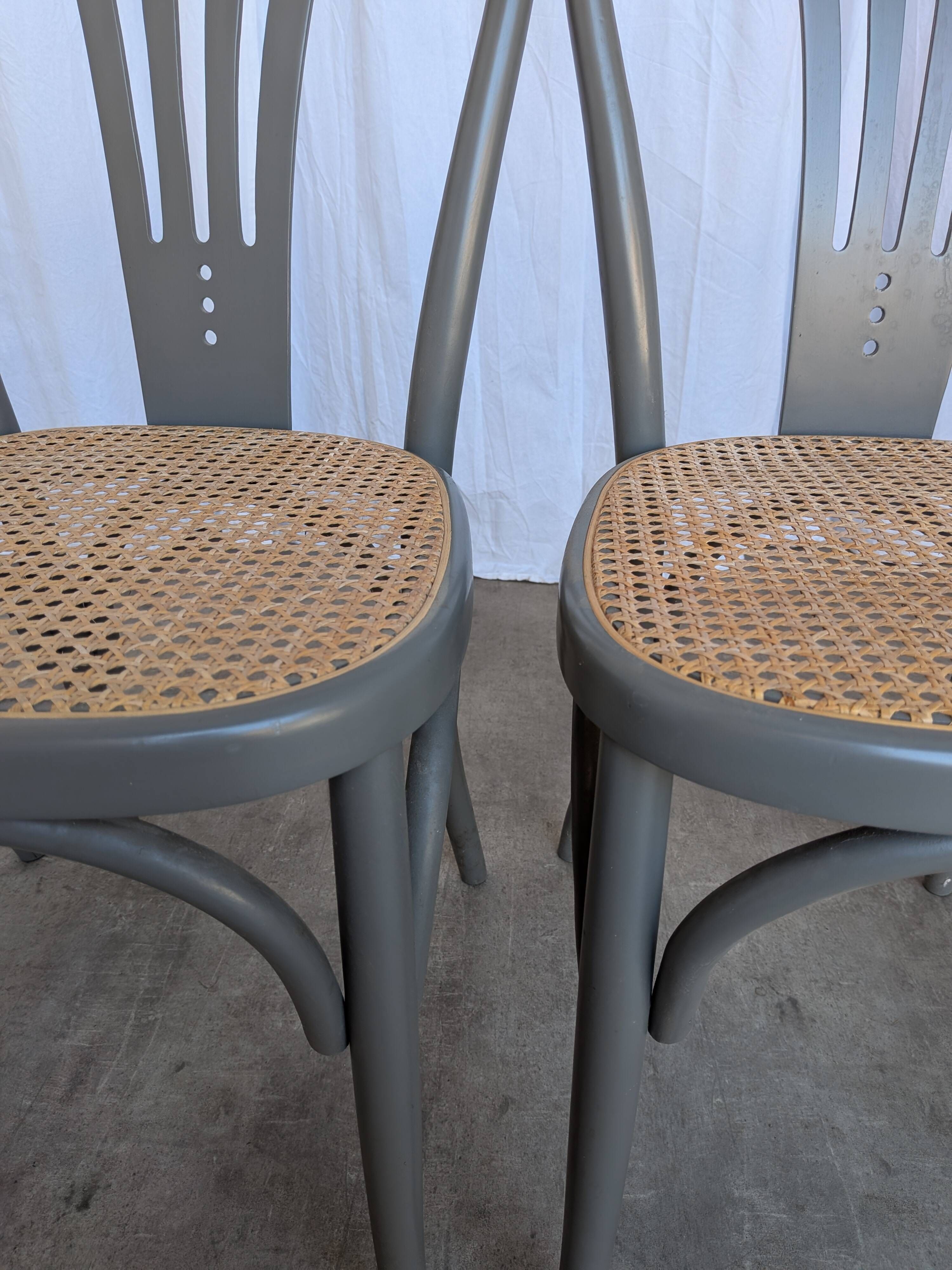 Ensemble de 6 chaises de salle à manger vintage grises en bois cintré : style Thonet, assise en cannage.