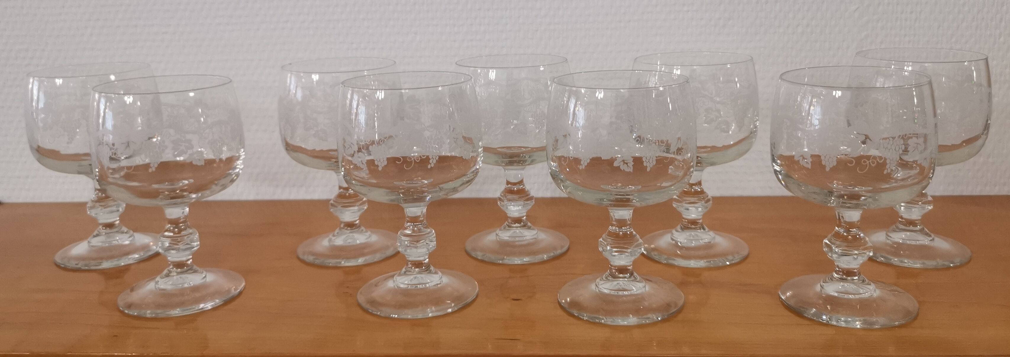 Set of 9 red wine glasses on feet, grape decoration and Luminarc vine shoot