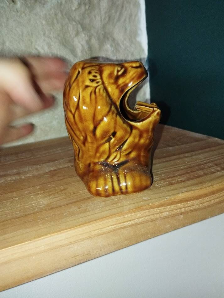 Ceramic lion – Vintage cigarette holder – 1950s–60s