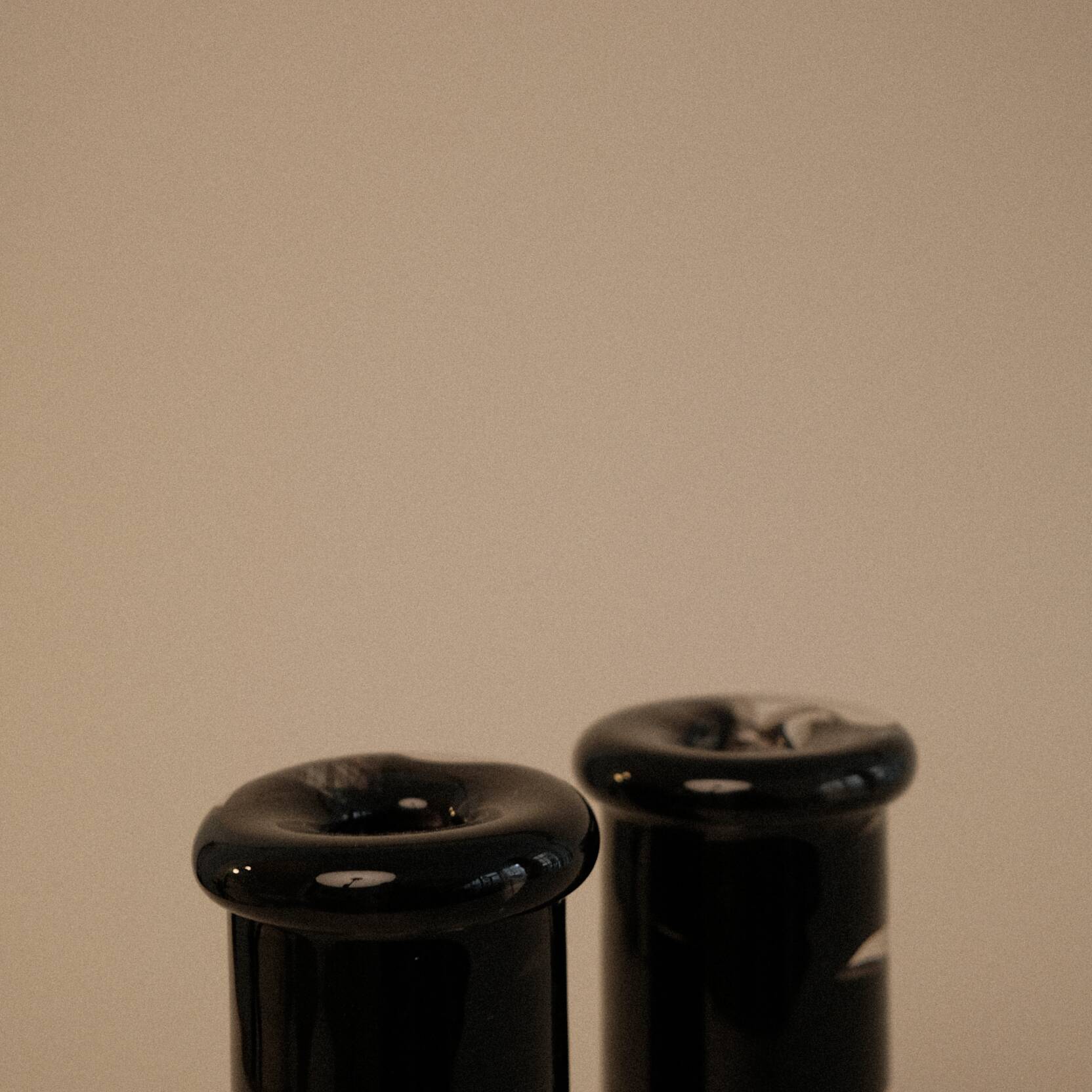 Paire de bougeoirs en verre