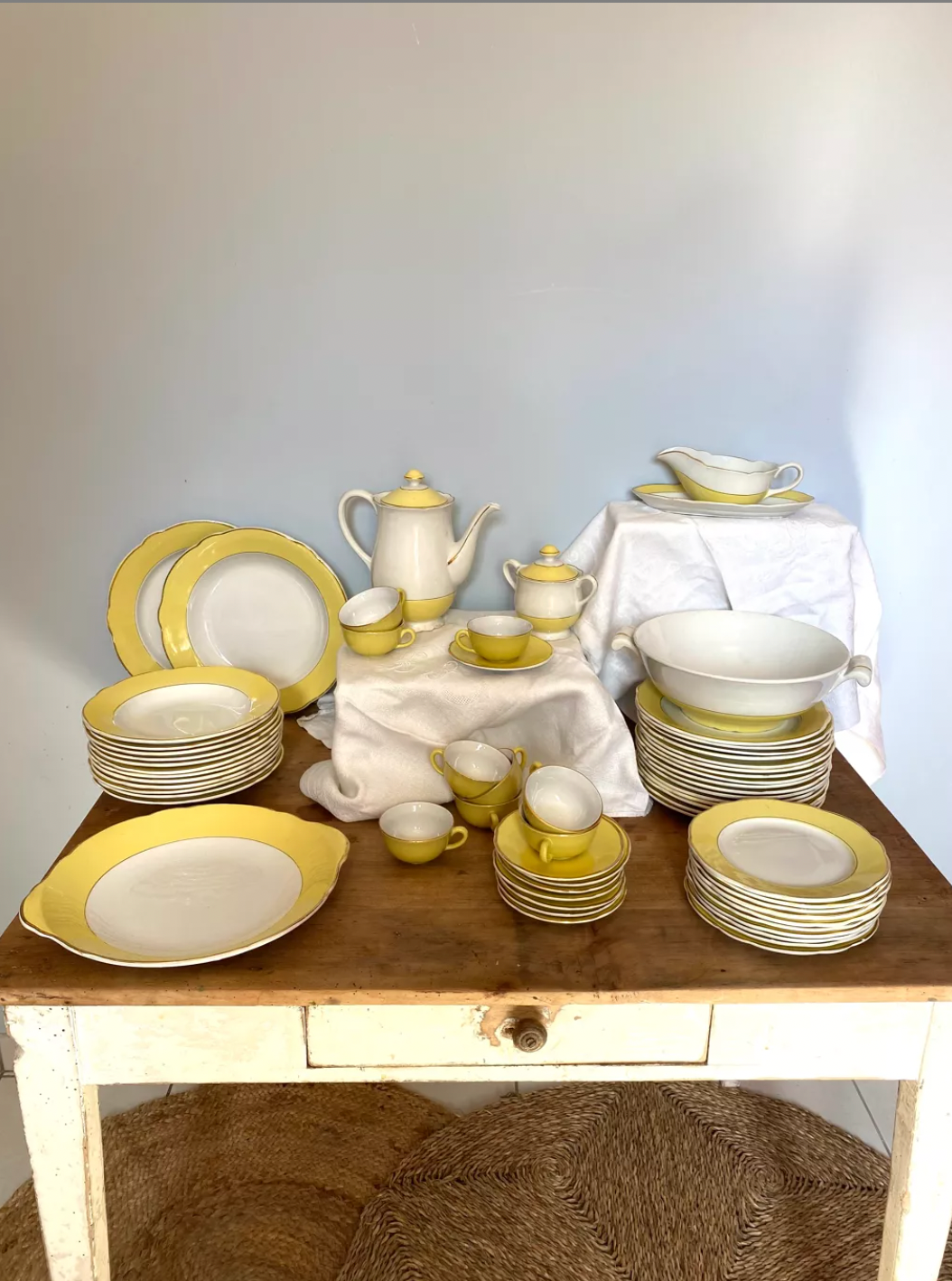 Service de 52 pièces en porcelaine kg luneville, modèle jonquille