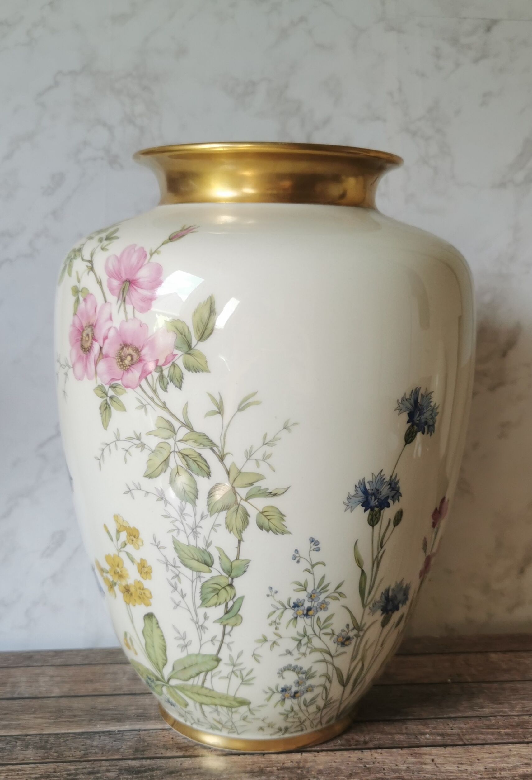 Porcelain vase flowers Wiesengrund und Bergeshöh'n