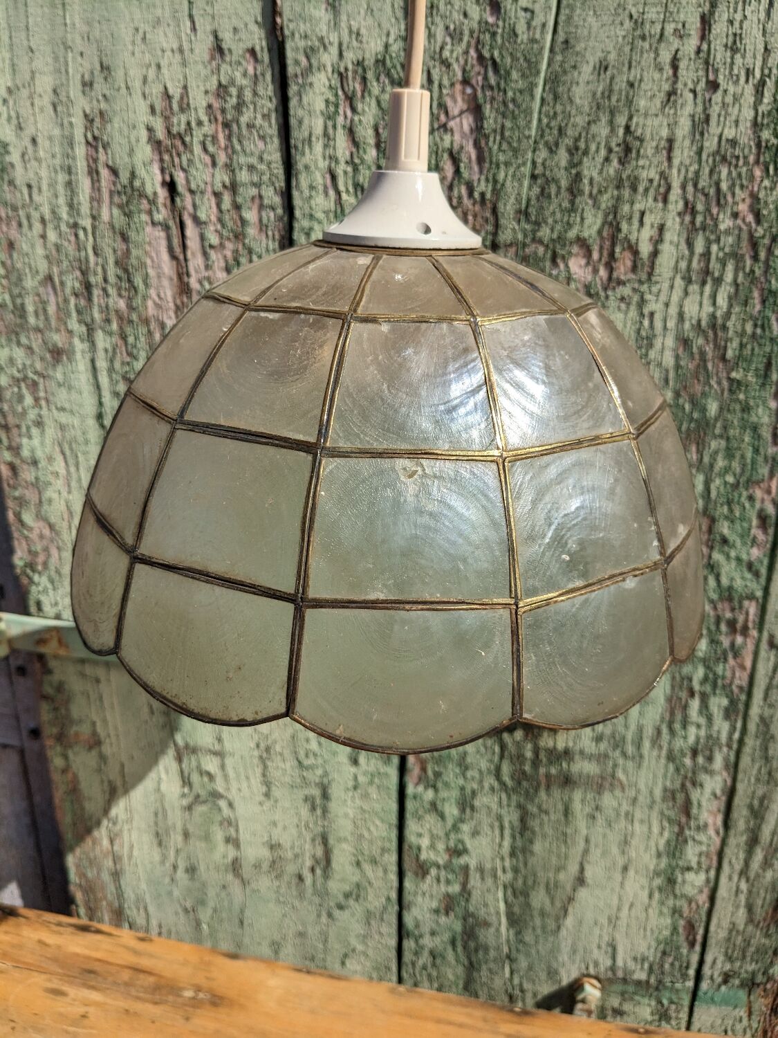 Mother-of-pearl and brass suspension