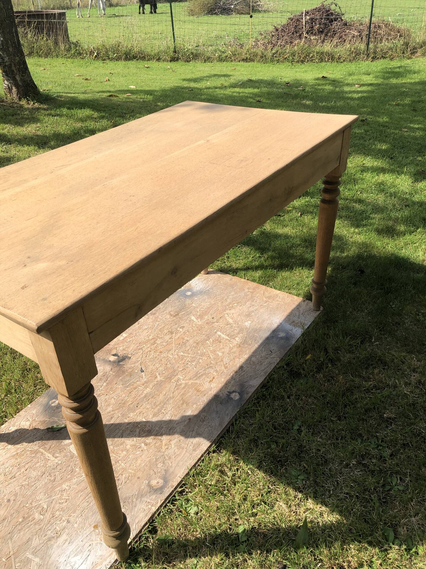 Desk table