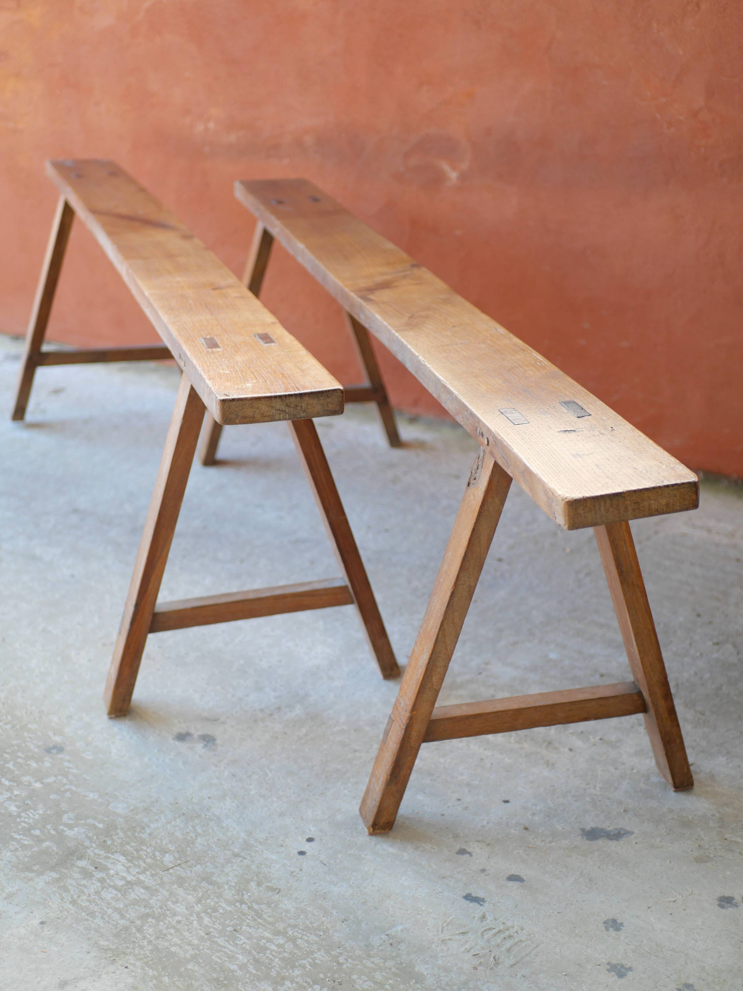 Paire de bancs de ferme en bois