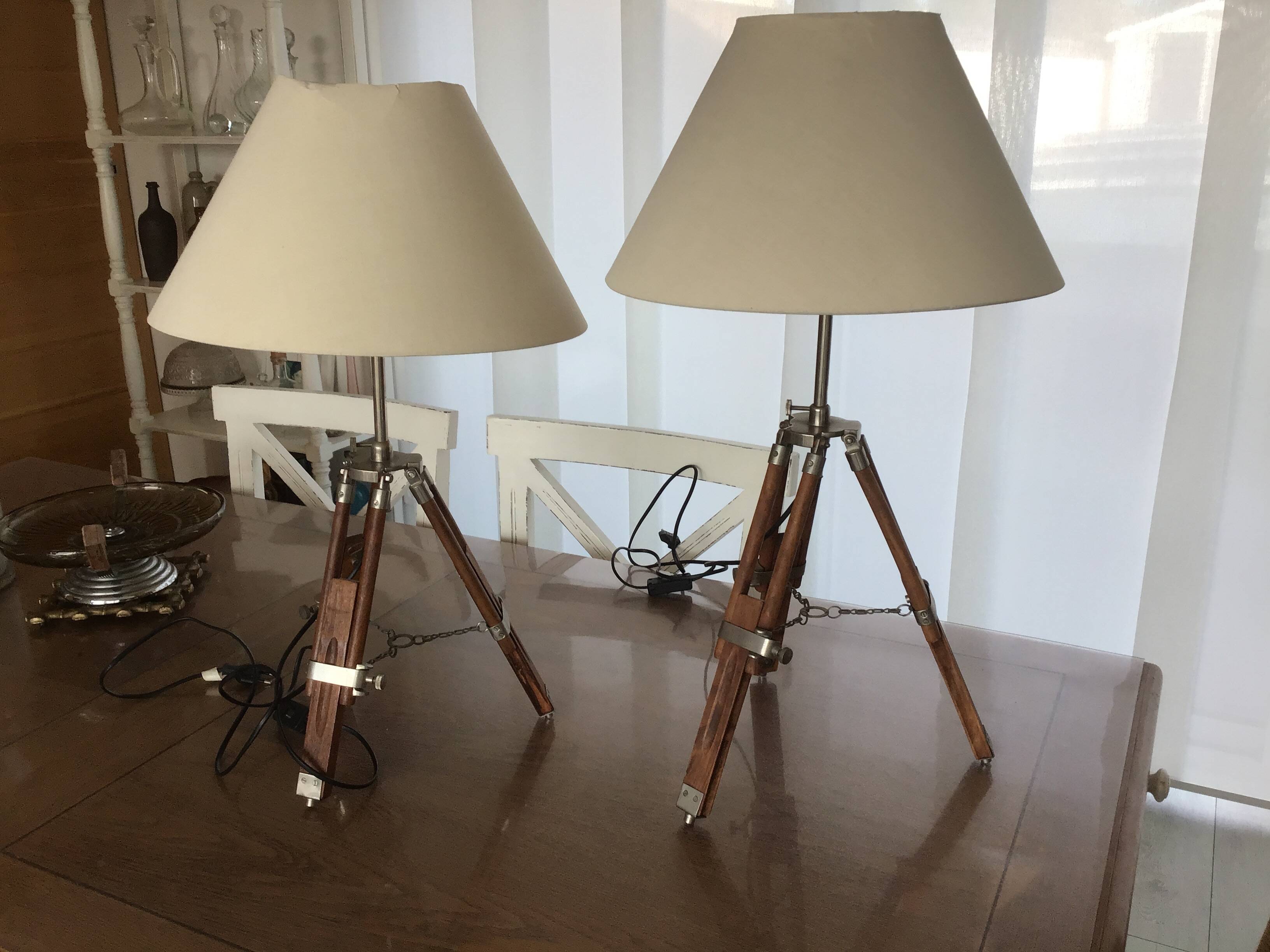 2 adjustable lamps on vintage tripods