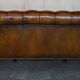 Paire de canapés Chesterfield en cuir Howard & Sons