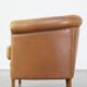 Fauteuil club en cuir de mouton de couleur cognac neutre et en bon état