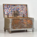 Malle de rangement ancien en bois massif (vers 1890)