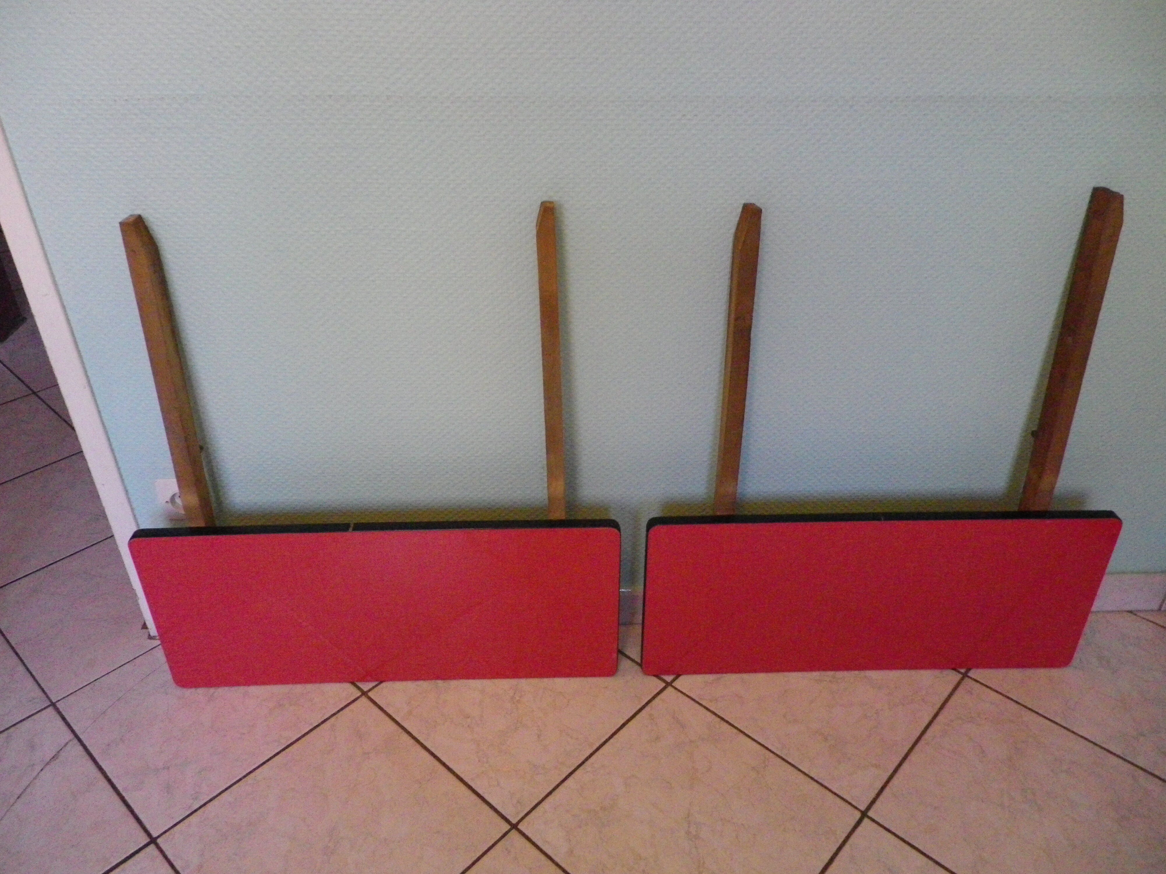 Table in red formica, 4 roc chairs, 2 extension cords, 2 drawers 60