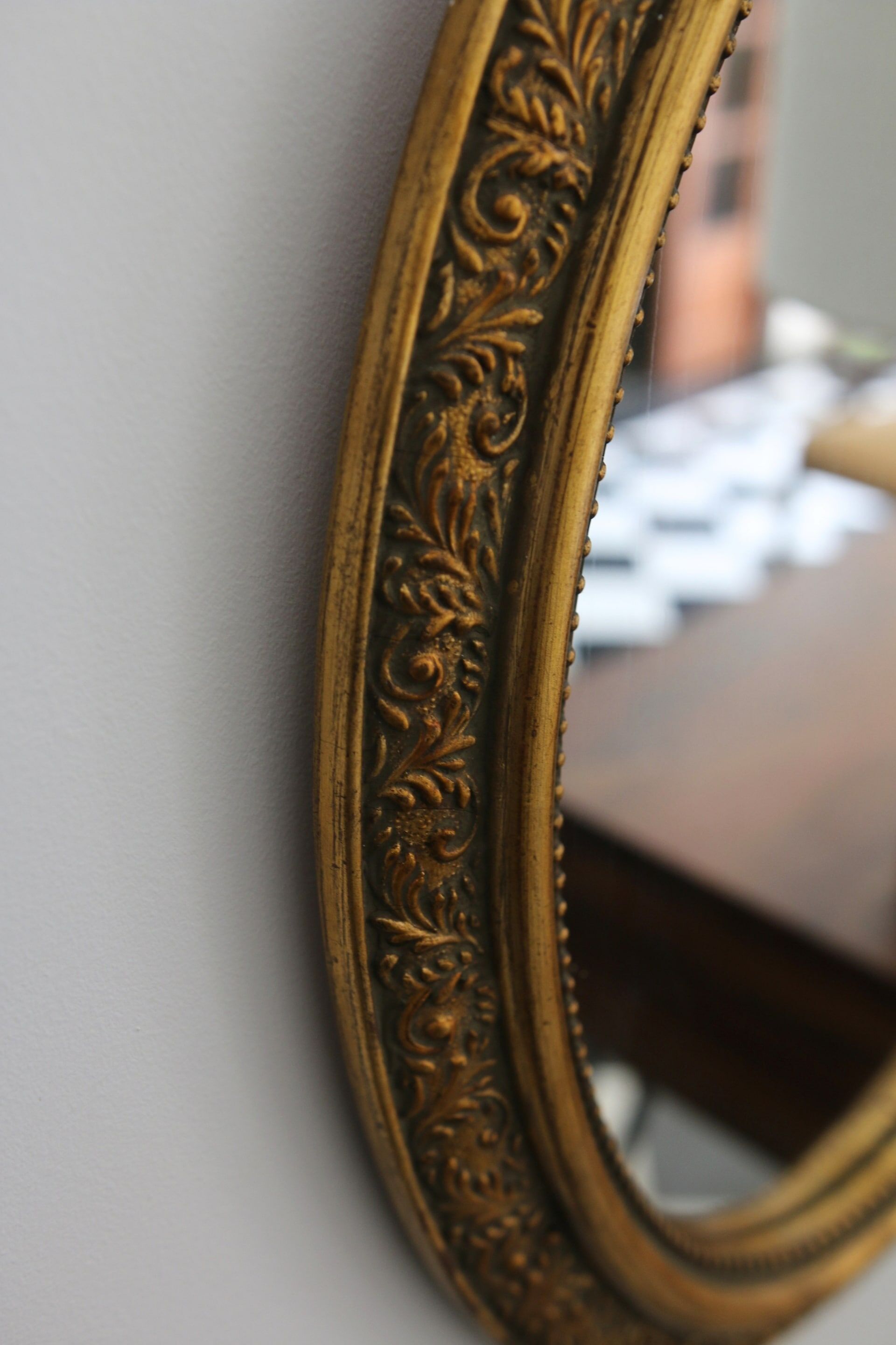 Oval gold mirror in Napoléon III style