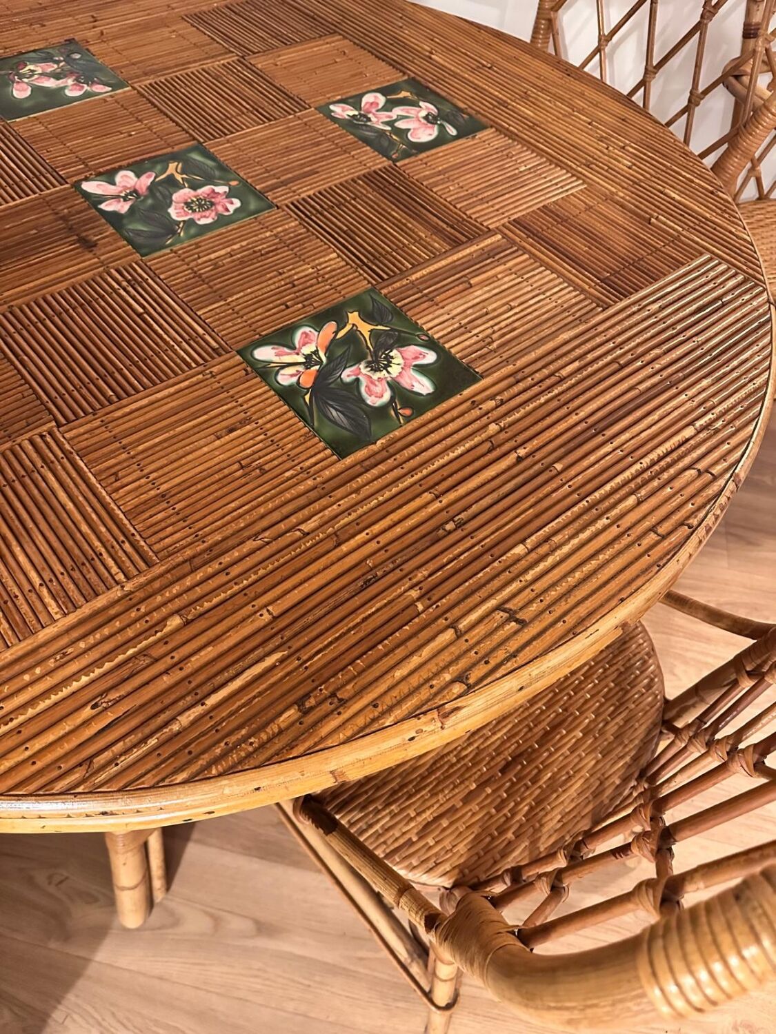 Round dining table Audoux Minet with 4 chairs and 2 armchairs.
