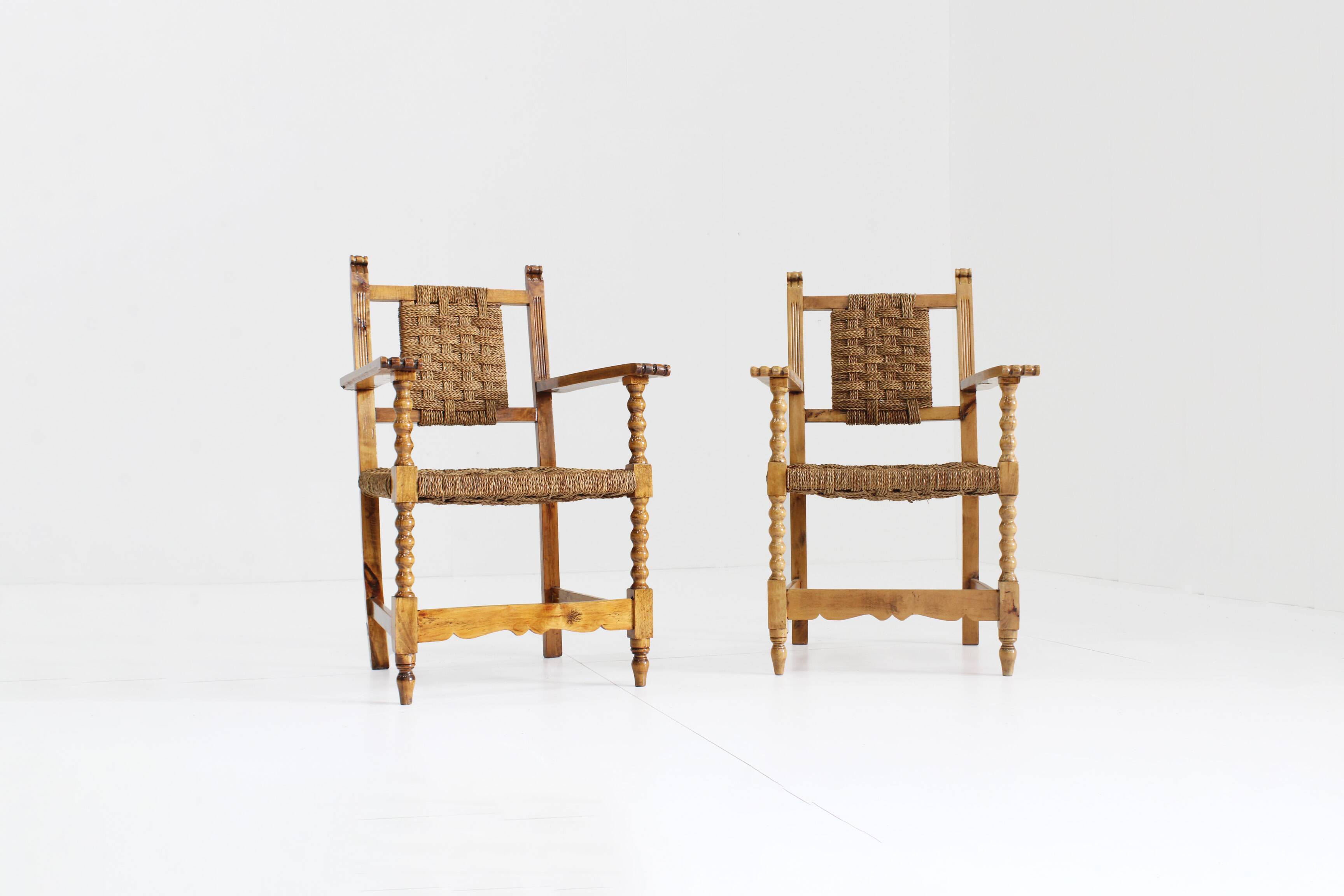 Ensemble de 2 fauteuils brutalistes espagnols en bois sculpté et tressé en jonc -